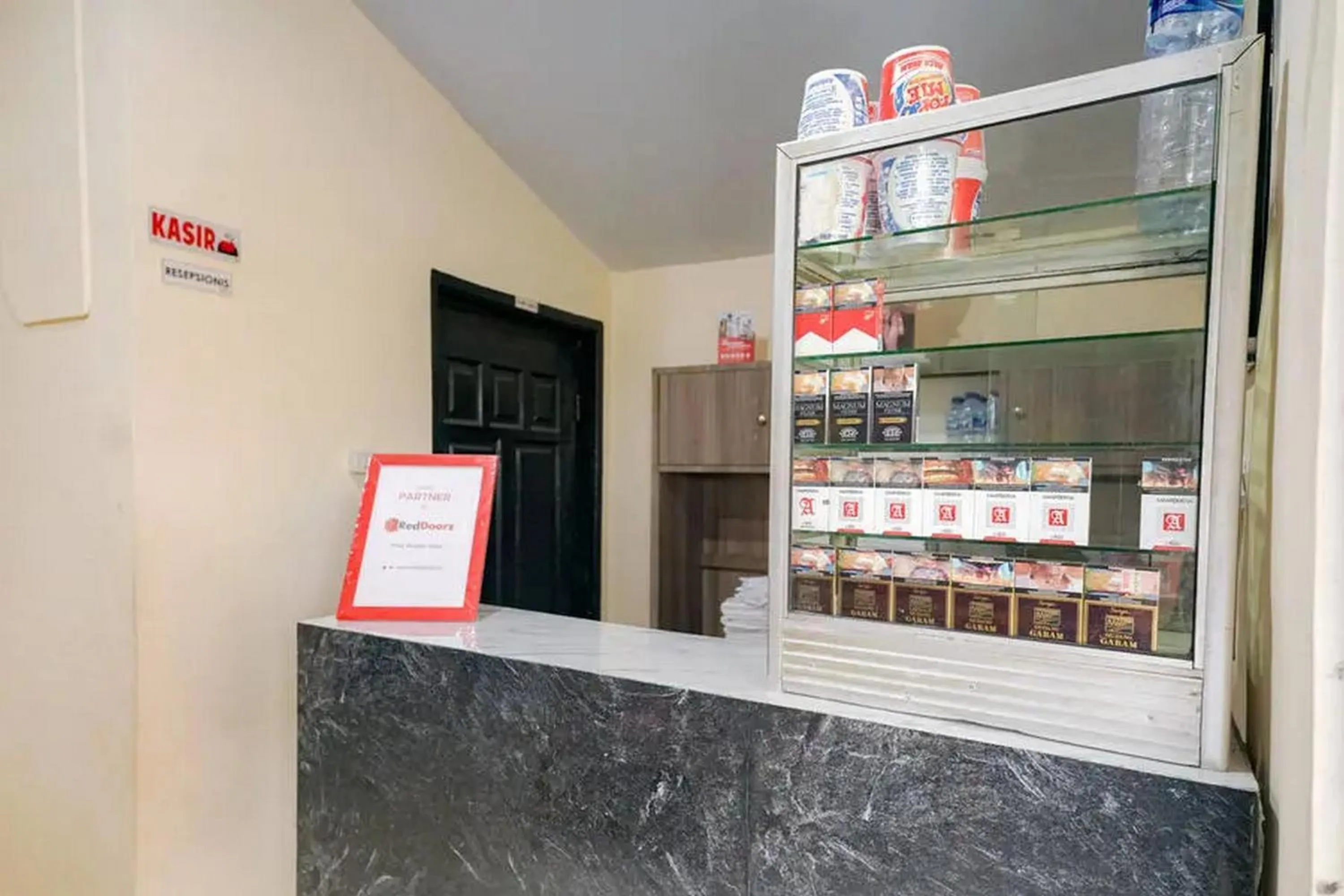 Lobby or reception in RedDoorz near Ekowisata Mangrove Belawan Medan