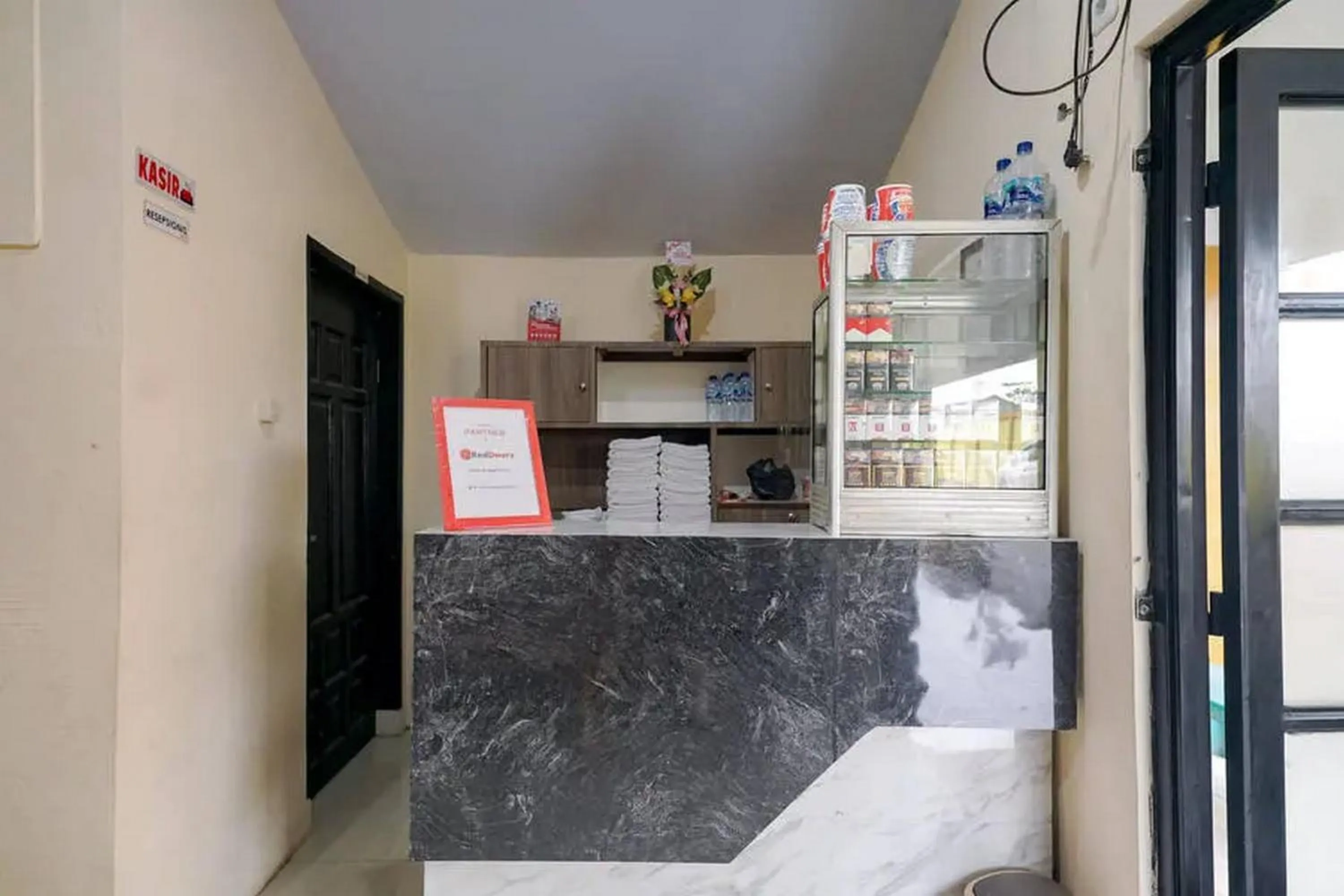 Lobby or reception in RedDoorz near Ekowisata Mangrove Belawan Medan