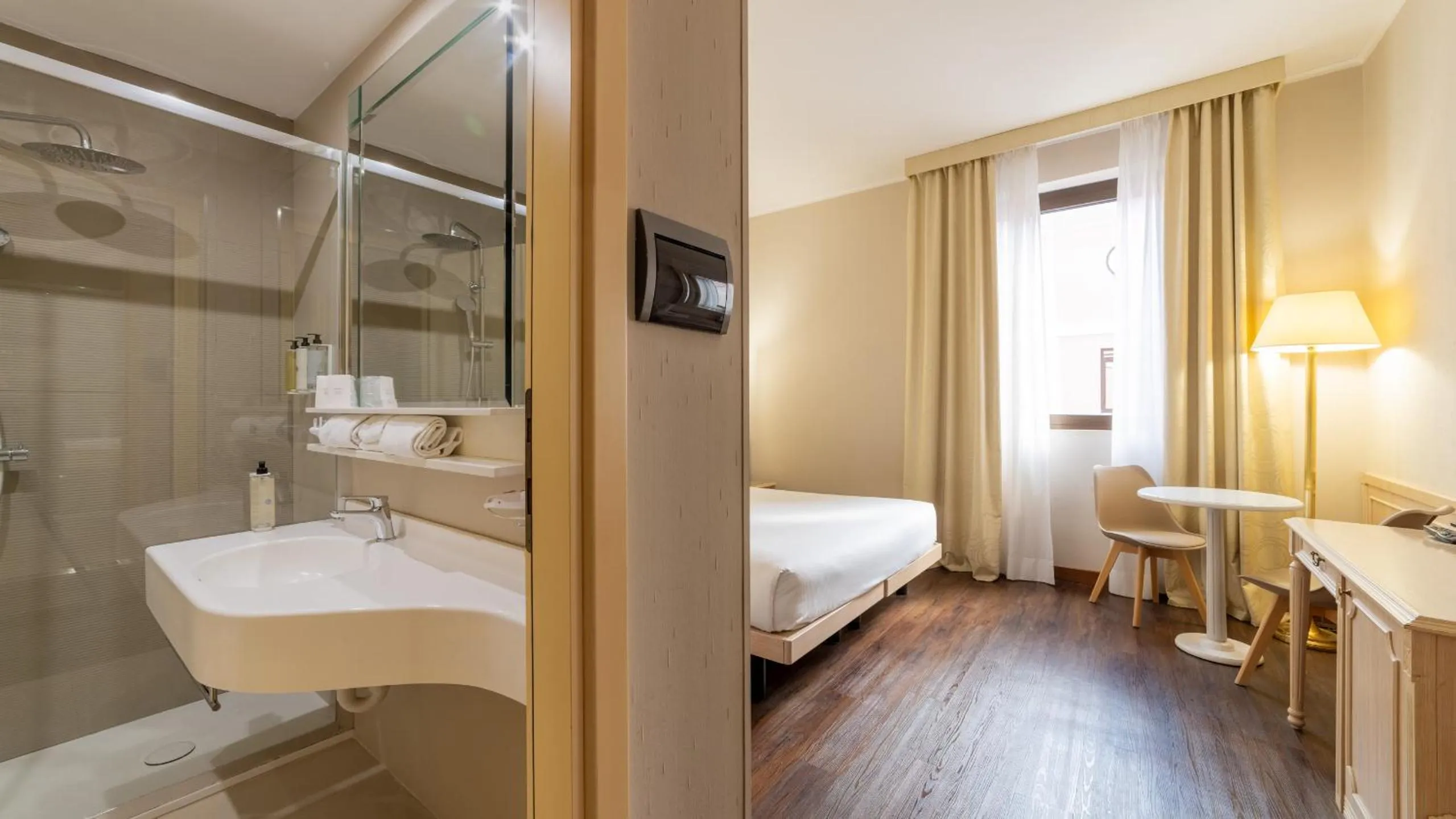 Shower, Bed in Hotel Salus Terme - Adults Only