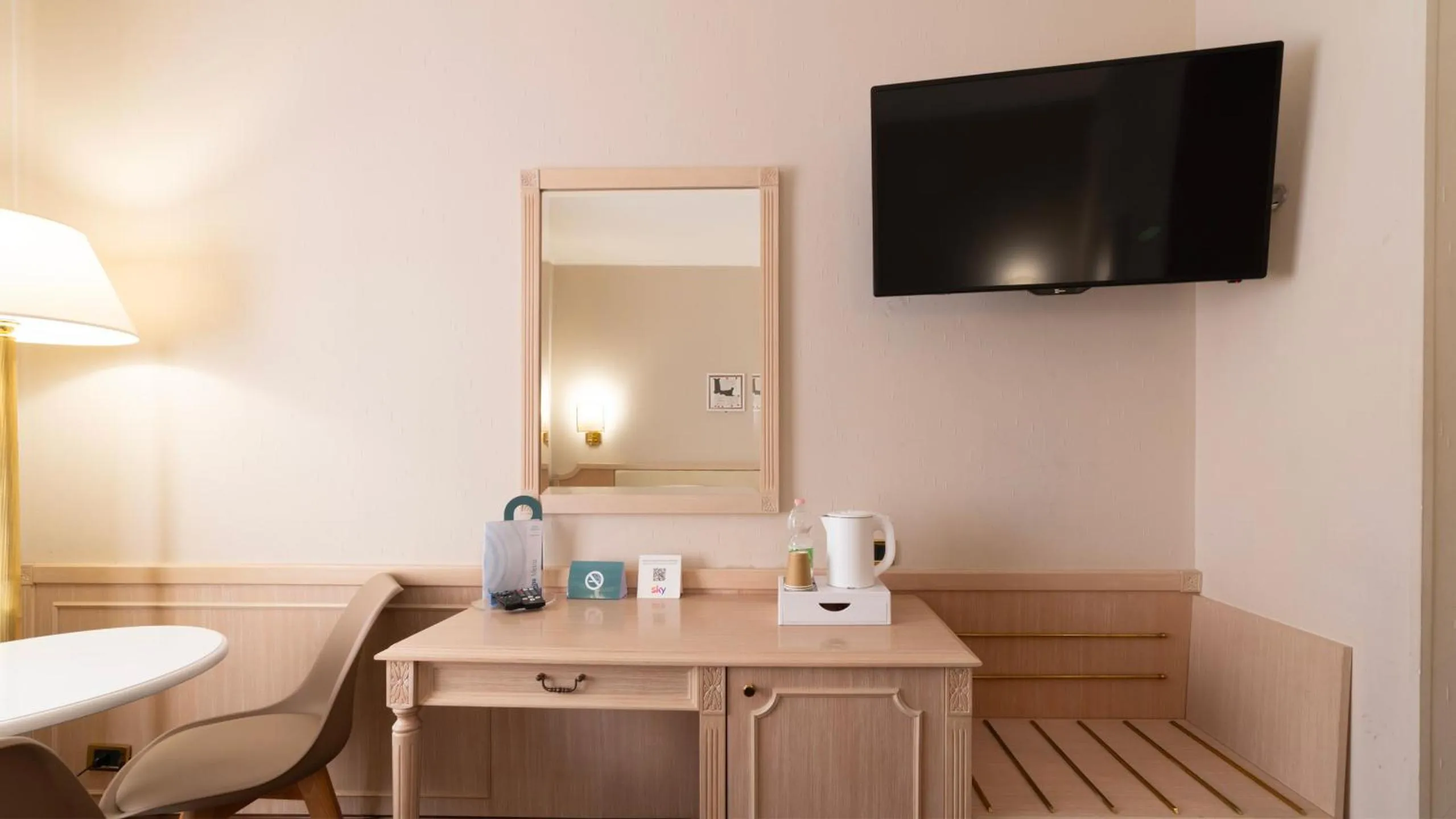 TV and multimedia in Hotel Salus Terme - Adults Only