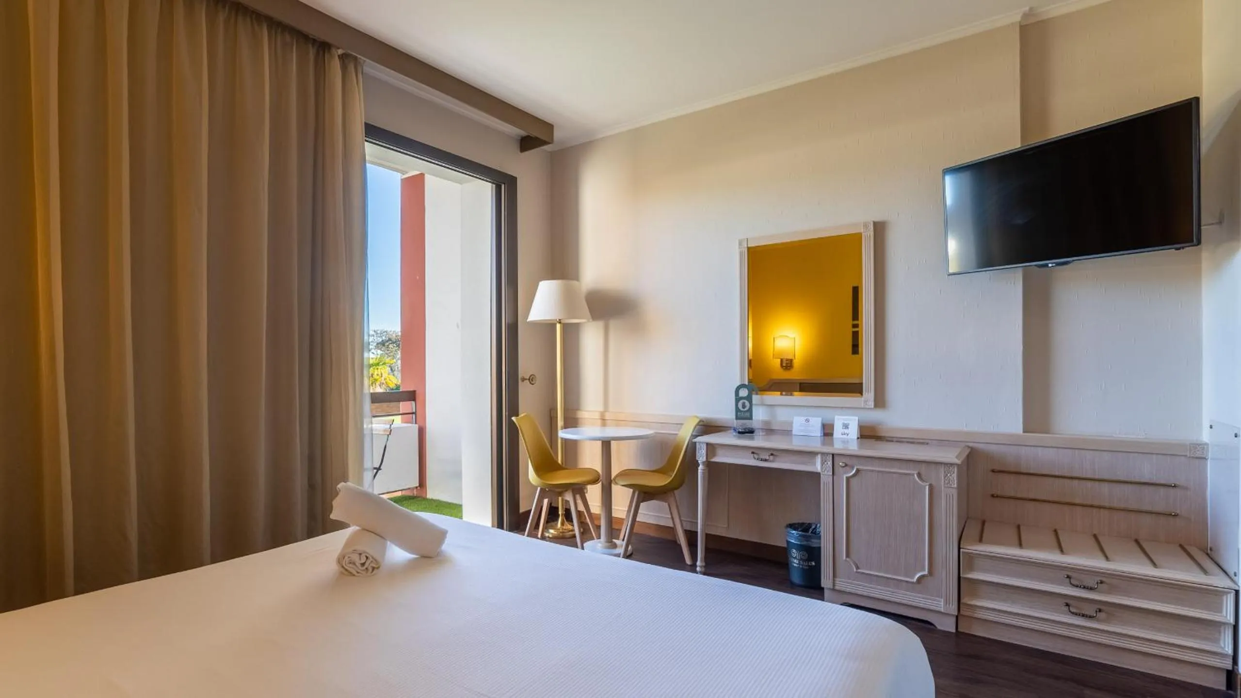 Balcony/Terrace, Bed in Hotel Salus Terme - Adults Only