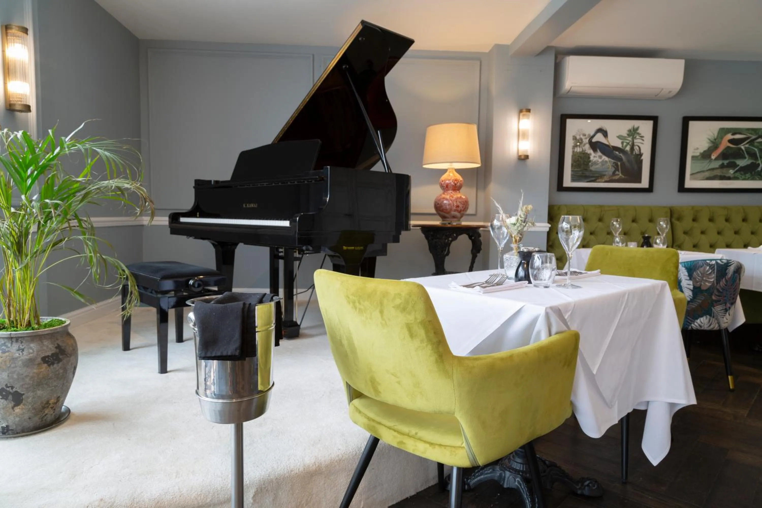 Restaurant/places to eat in Worlington Hall