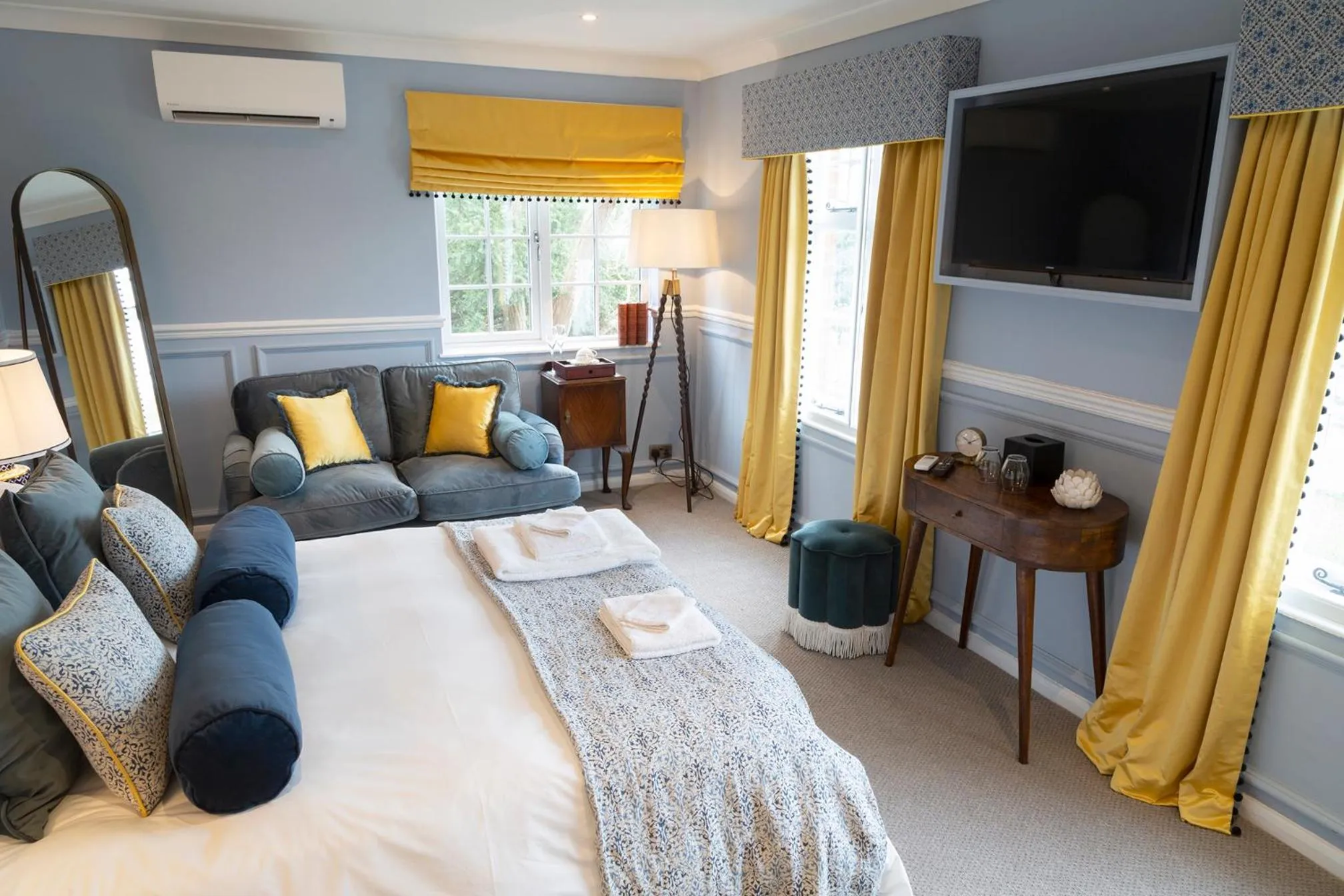 Photo of the whole room, Bed in Worlington Hall