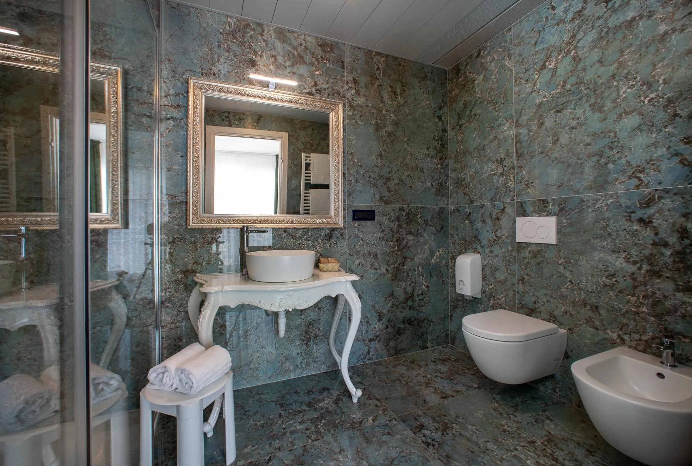 Shower in Fantinello Hotel