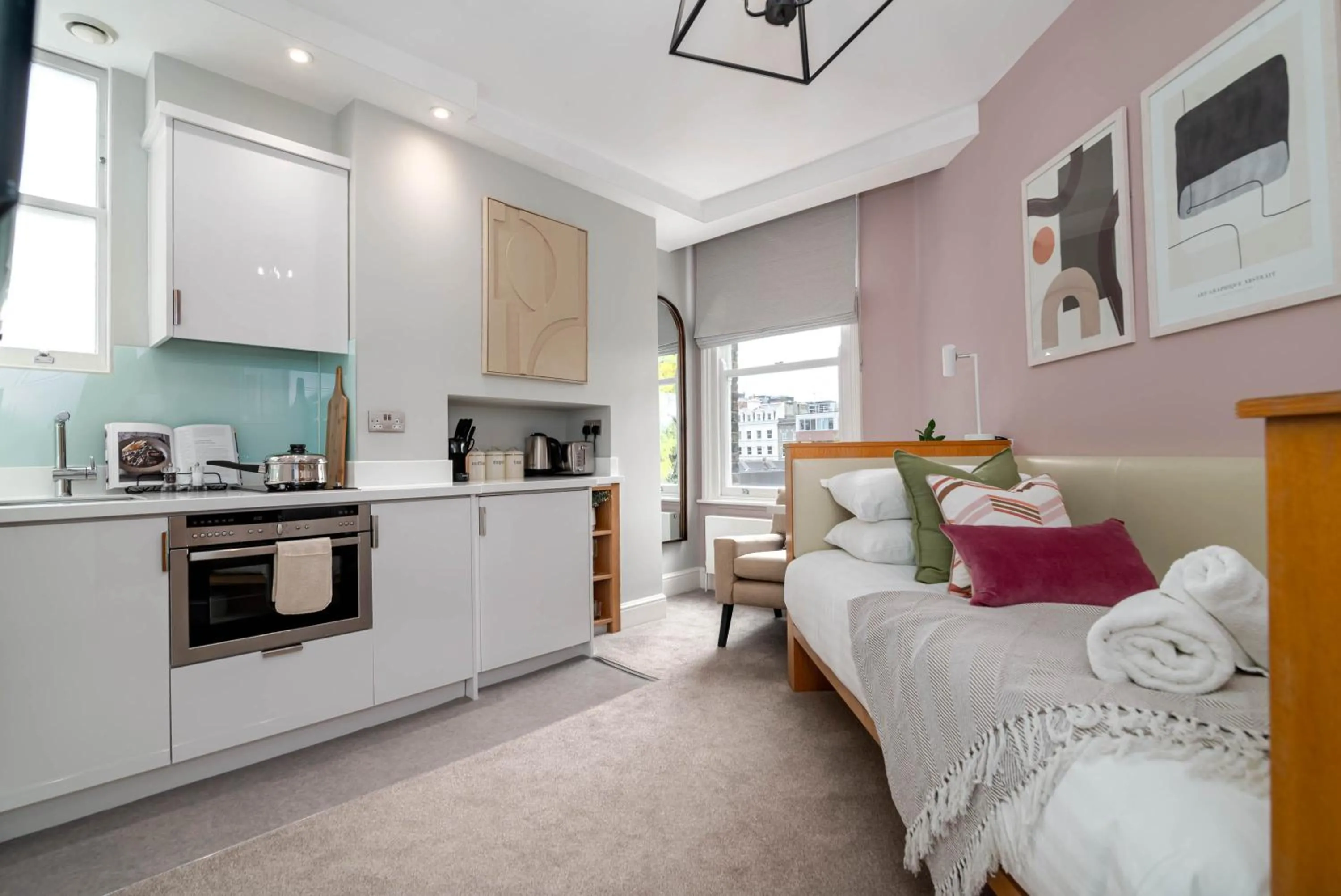 Photo of the whole room, Bed in 5 Doughty Street - Urban Apartments