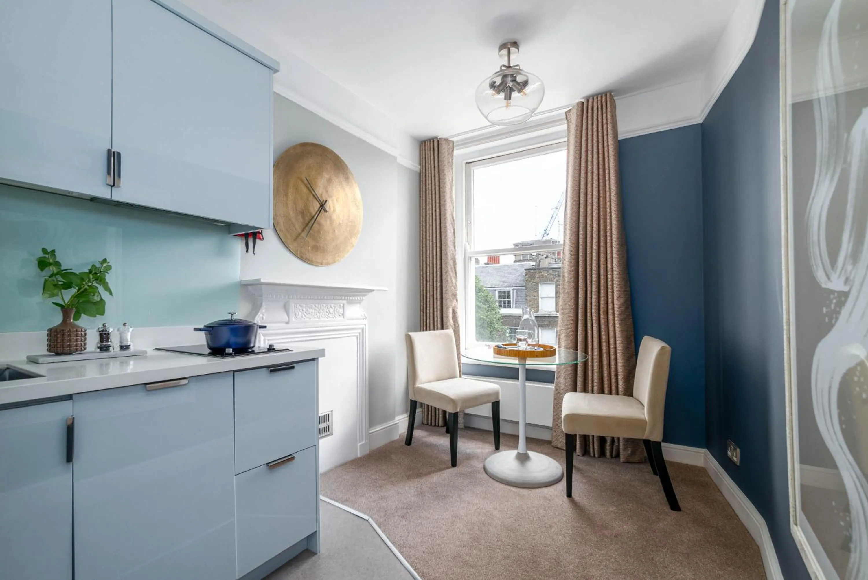 Kitchen or kitchenette in 5 Doughty Street - Urban Apartments