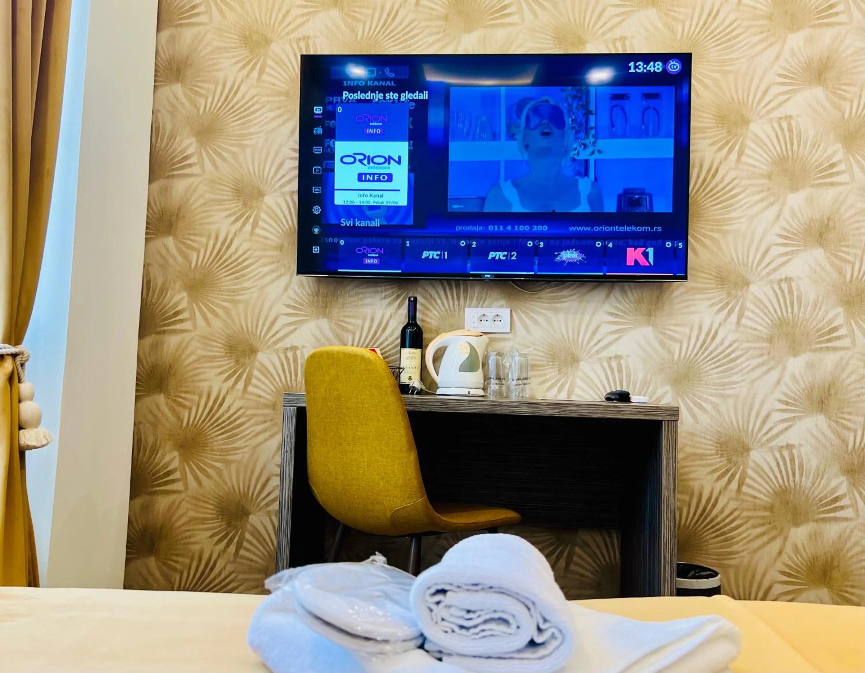 TV and multimedia, Bed in Side One Design Hotel Garni