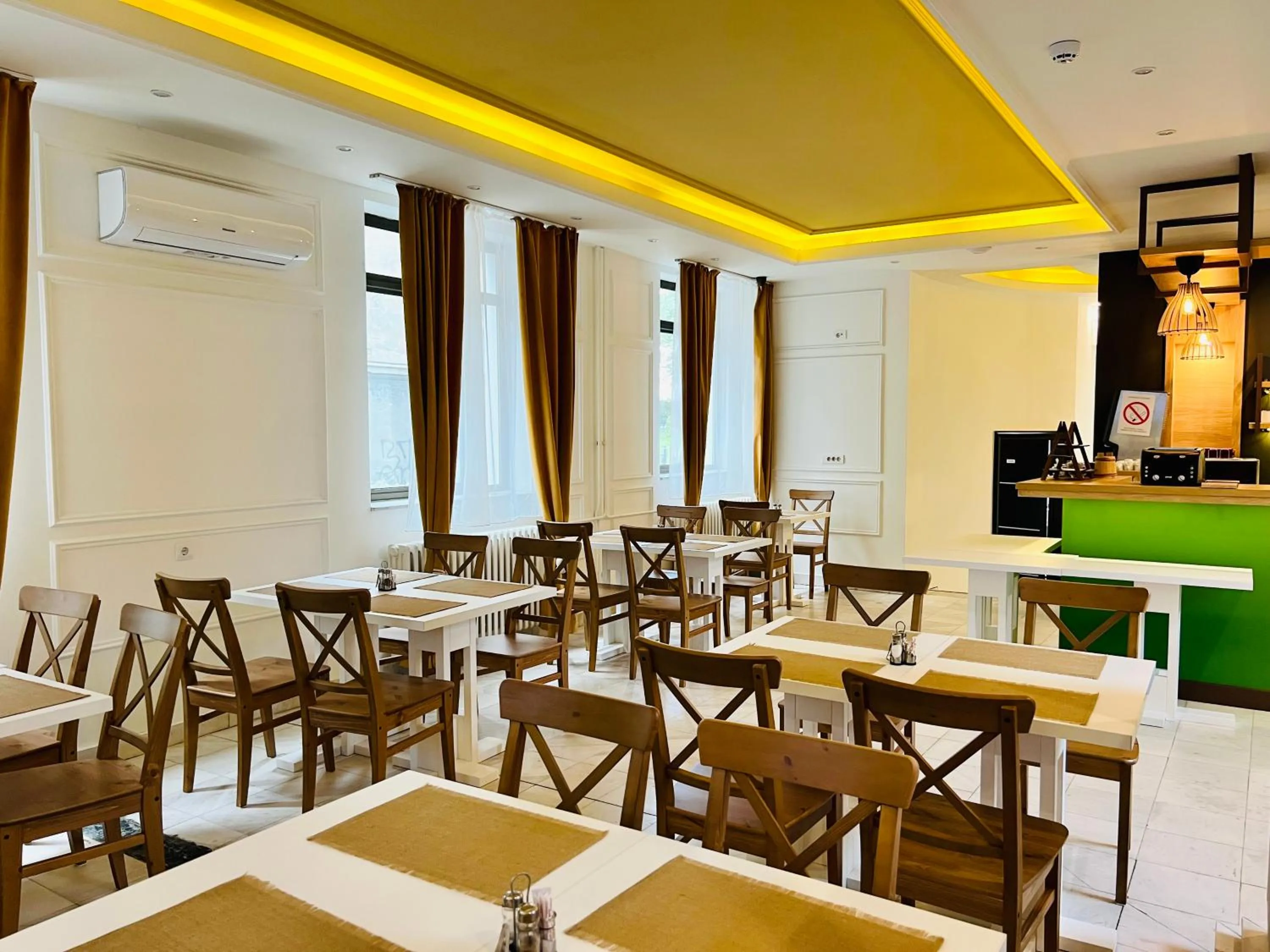 Restaurant/places to eat in Side One Design Hotel Garni