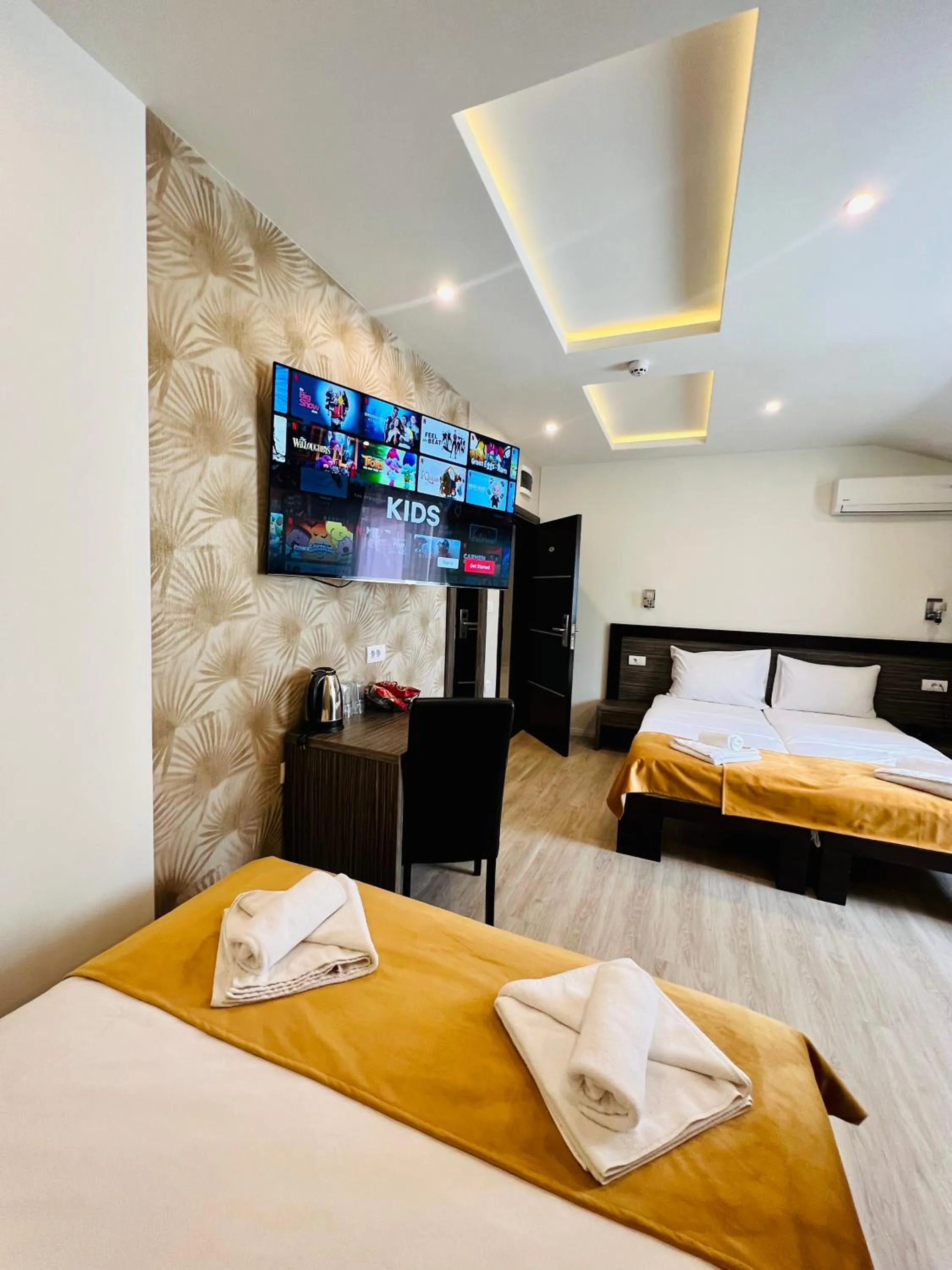 TV and multimedia, Bed in Side One Design Hotel Garni