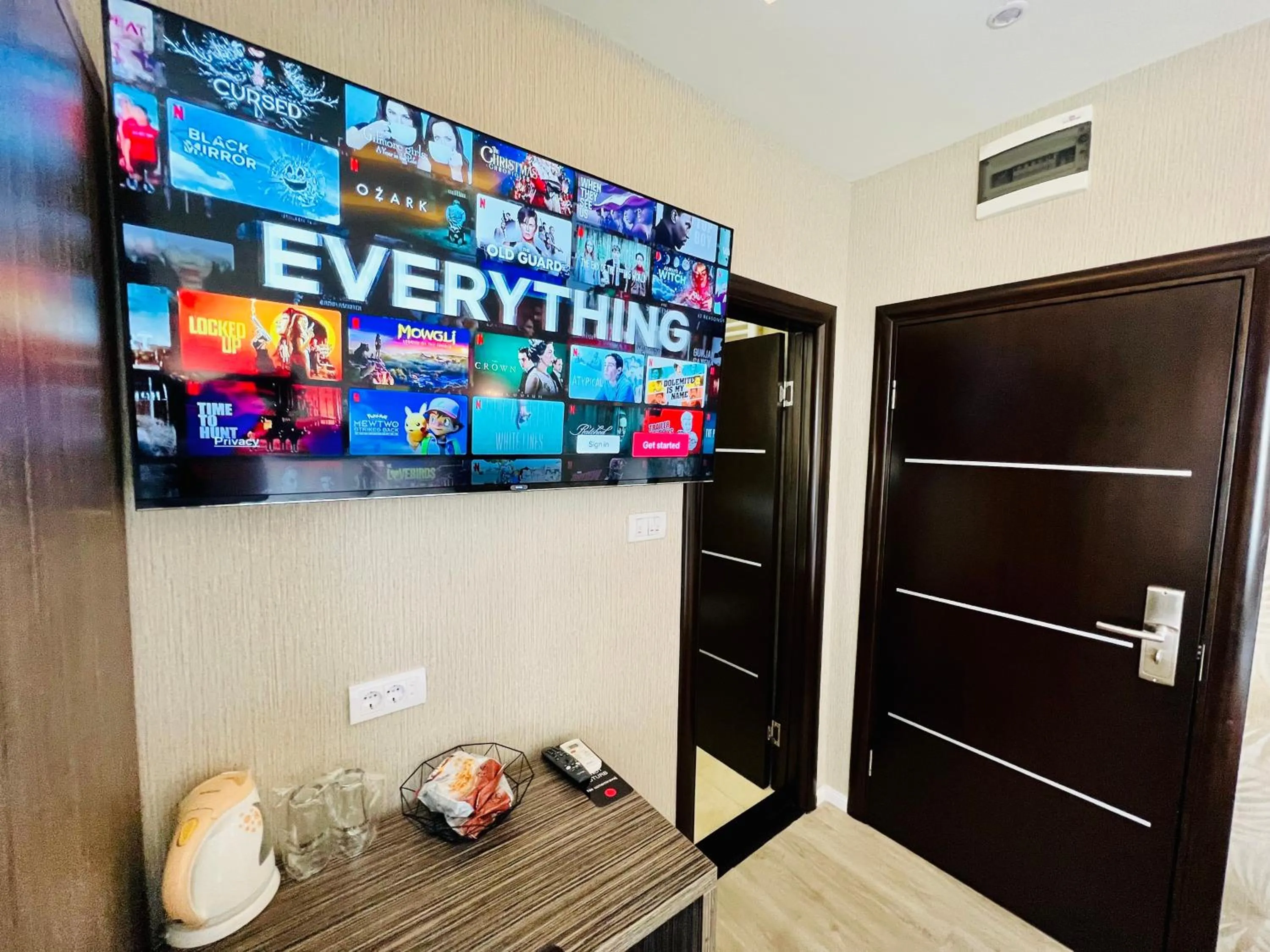 TV and multimedia in Side One Design Hotel Garni