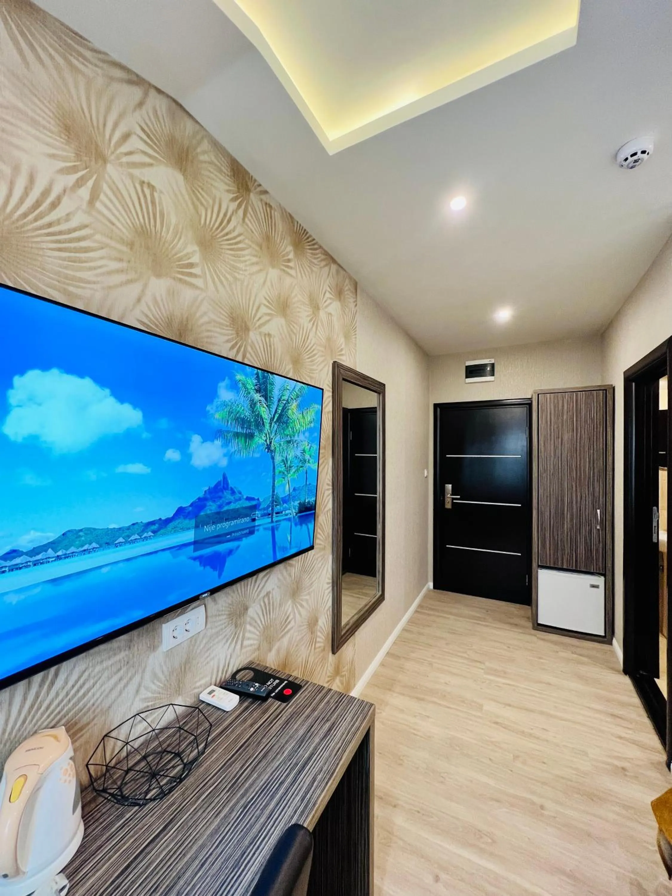 TV and multimedia in Side One Design Hotel Garni