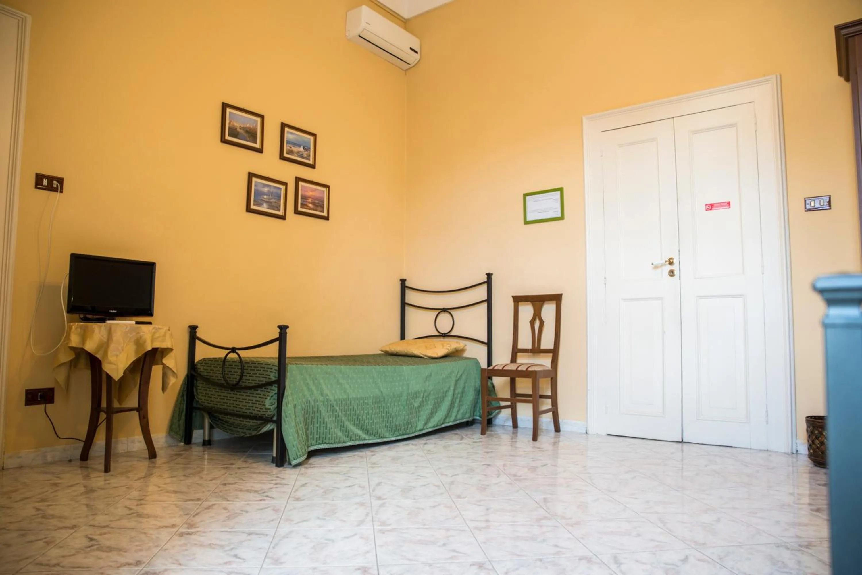 Photo of the whole room, Bed in Sognando Ortigia