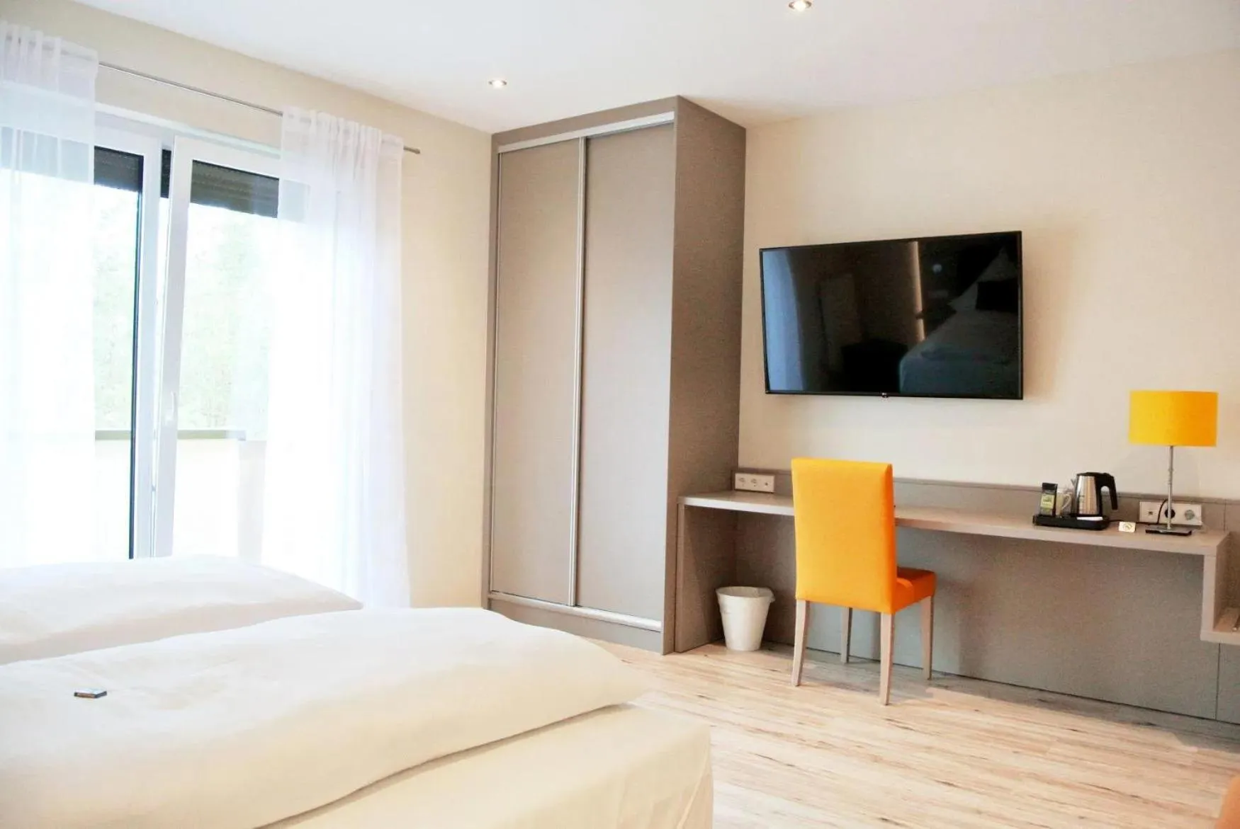 Bedroom, Bed in Bernsteinsee Hotel&Ferien