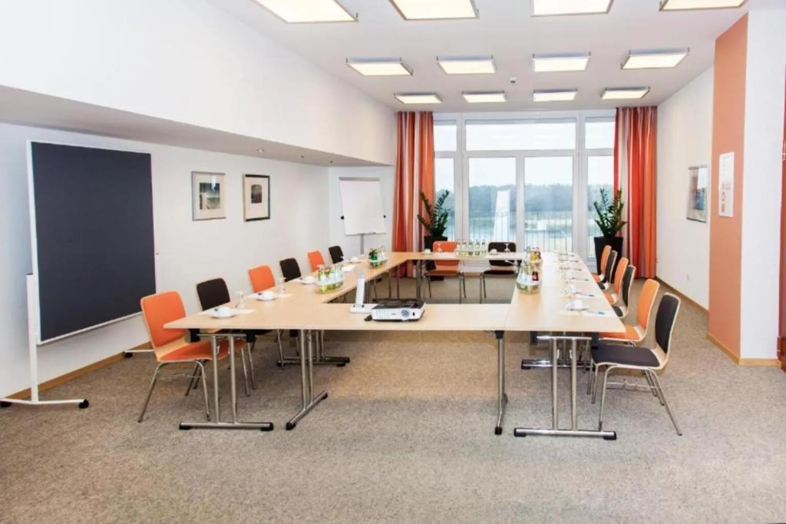 Meeting/conference room in Bernsteinsee Hotel and Ferien by Palette Resorts
