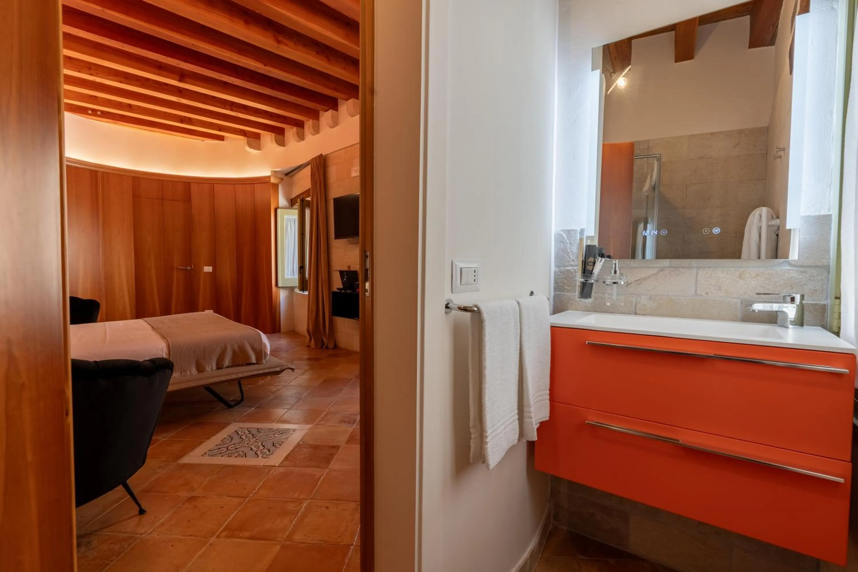 Bathroom, Bed in B&B Palazzo Vittoria