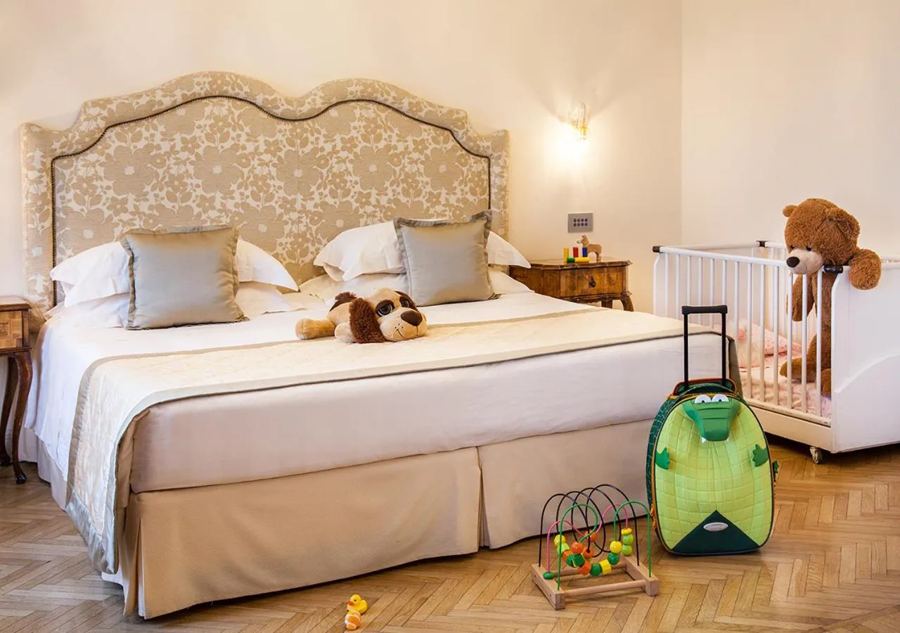 cot, Bed in Grand Hotel Rimini