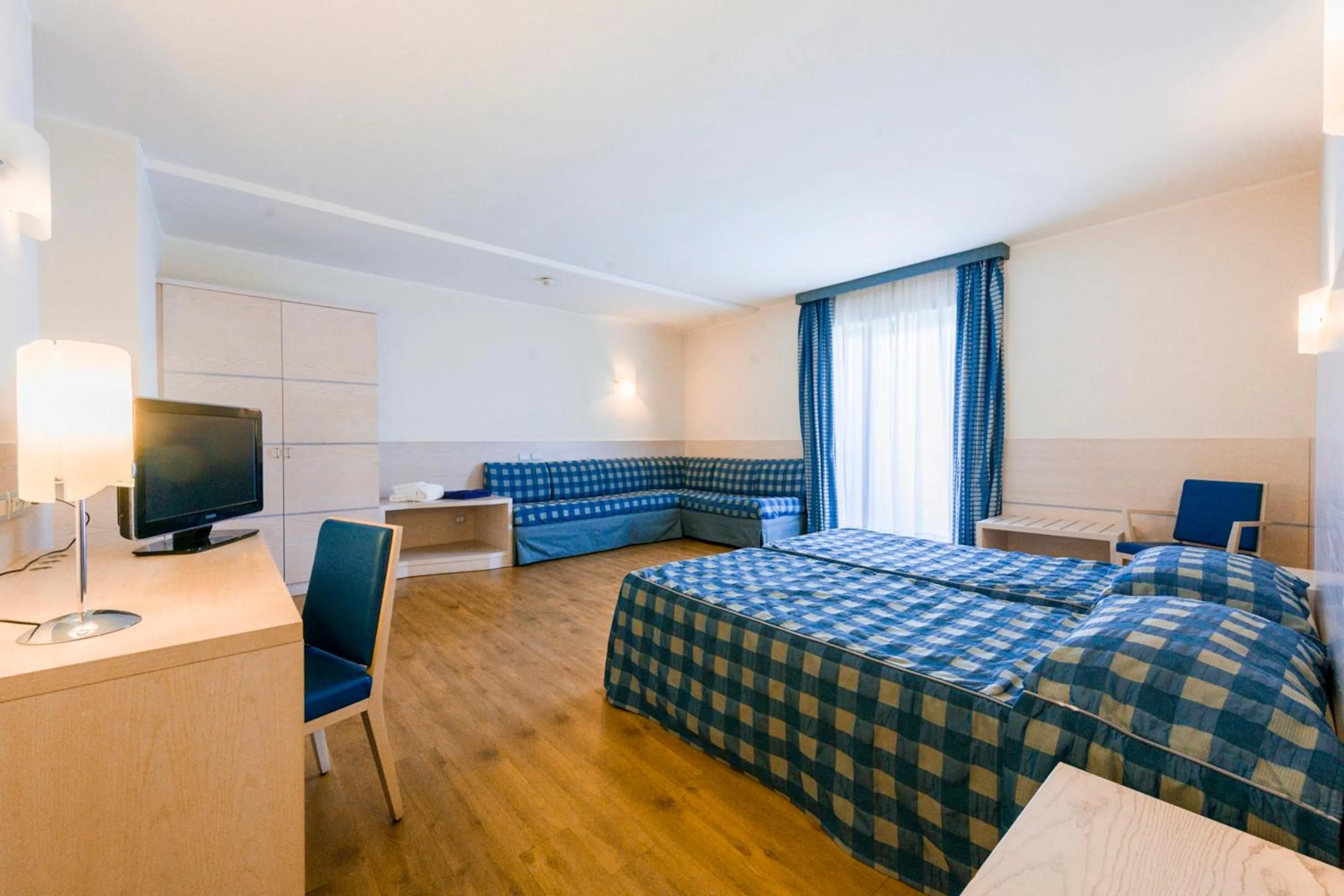 Photo of the whole room, Bed in Caravel Bike Hotel