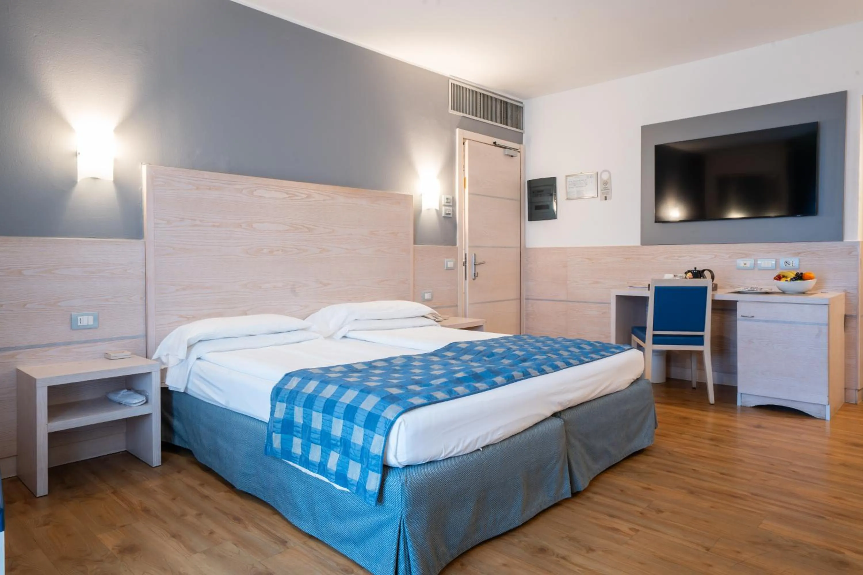 Photo of the whole room, Bed in Caravel Bike Hotel