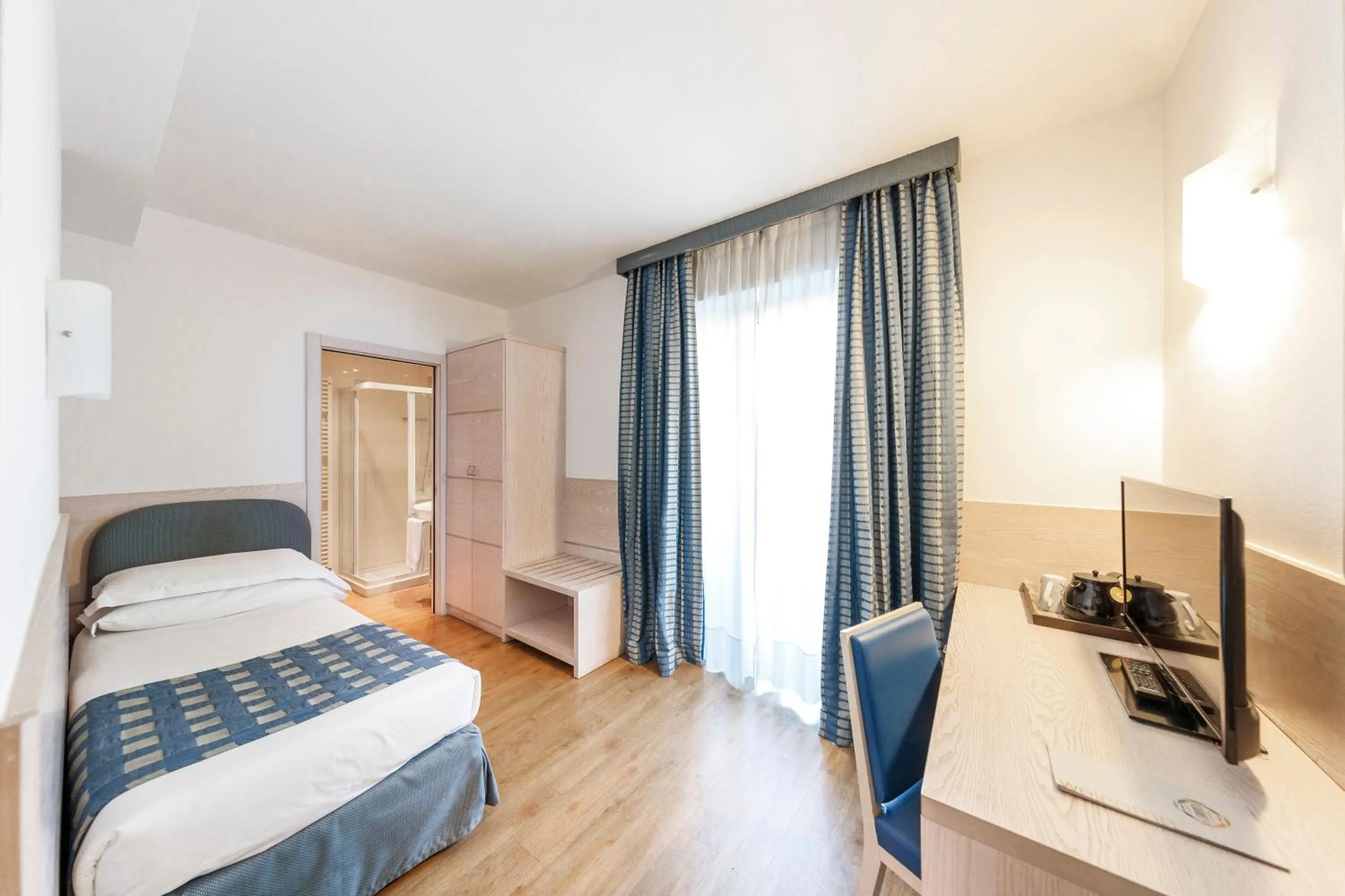 Photo of the whole room, Bed in Caravel Bike Hotel