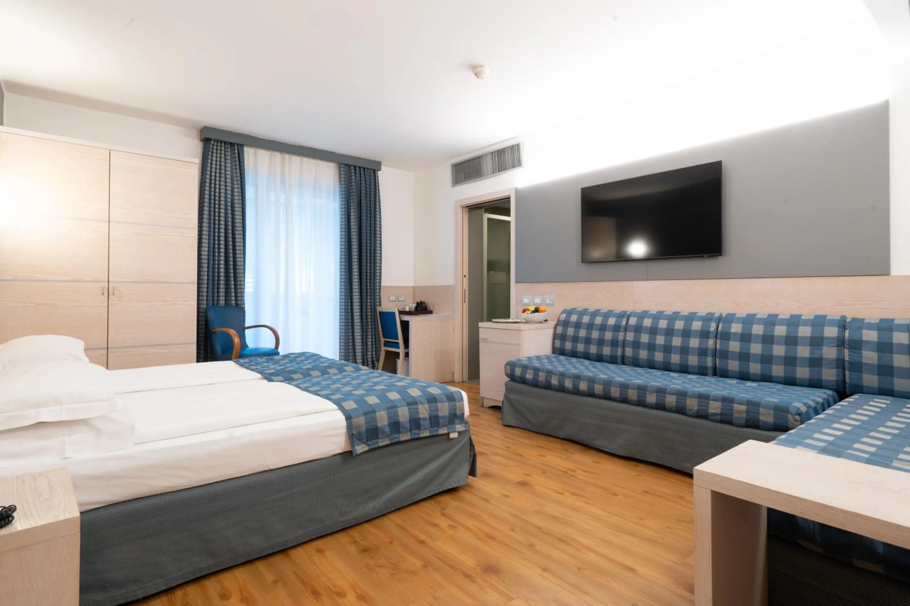 Photo of the whole room, Bed in Caravel Bike Hotel