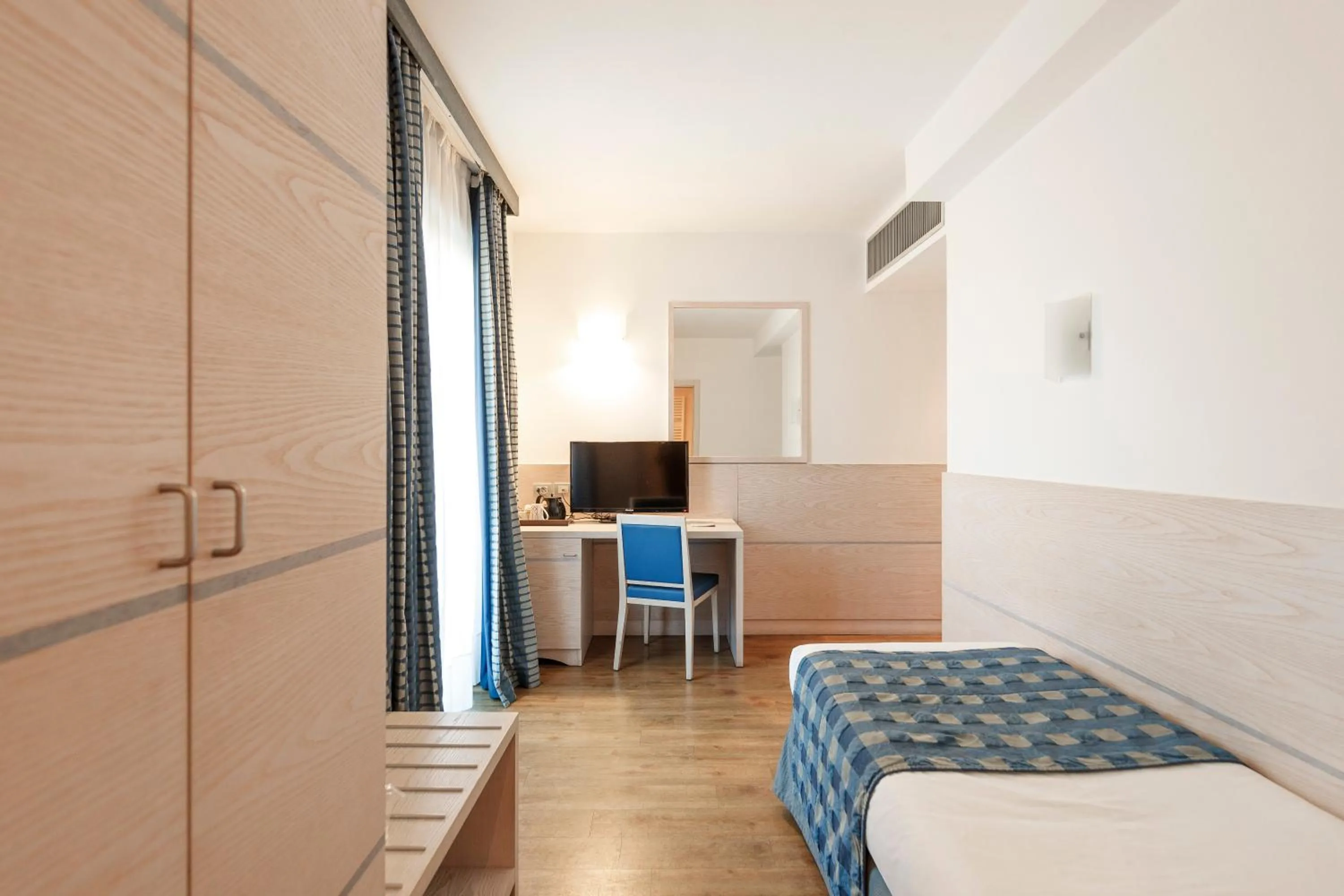 Photo of the whole room, Bed in Caravel Bike Hotel