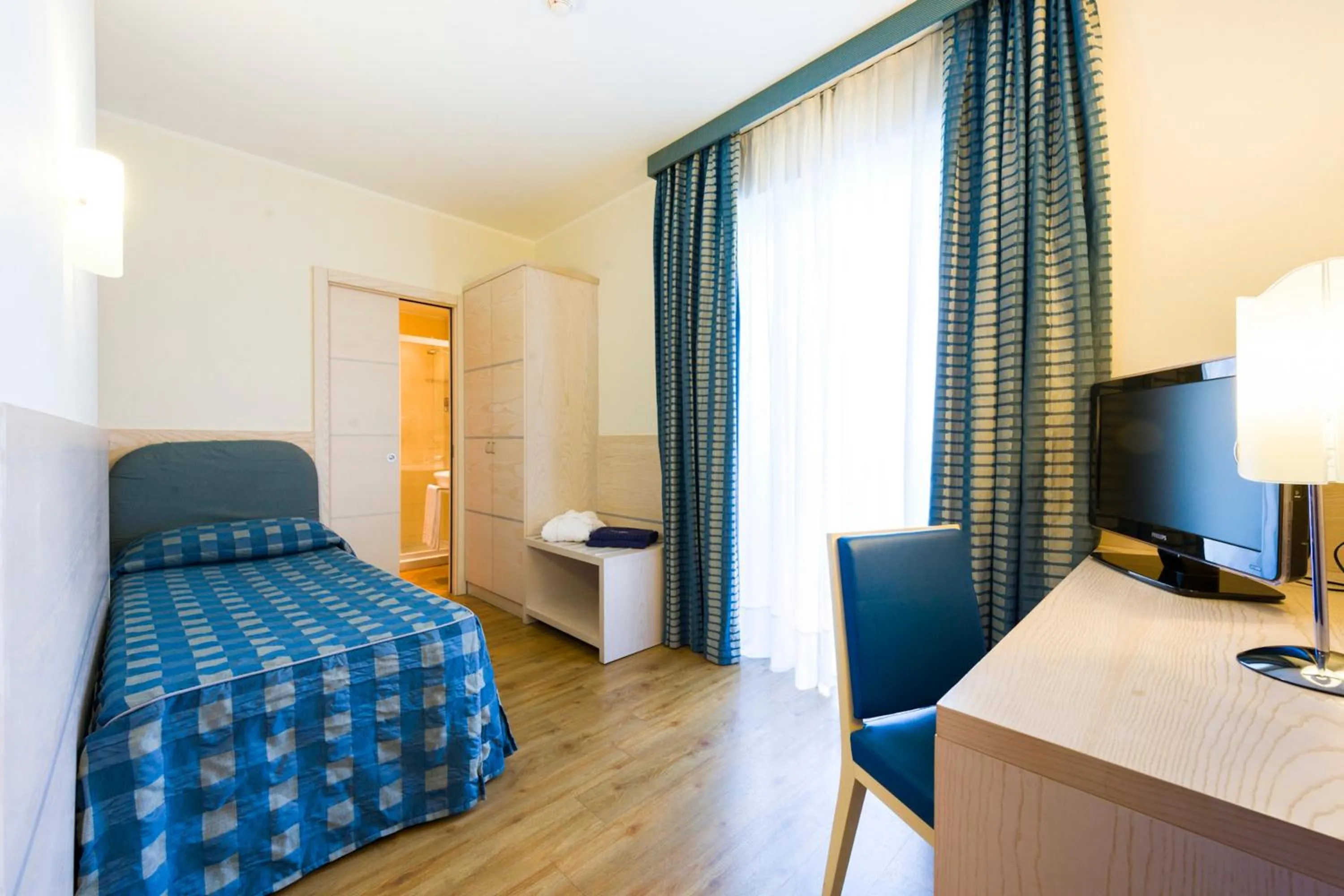 Photo of the whole room, Bed in Caravel Bike Hotel