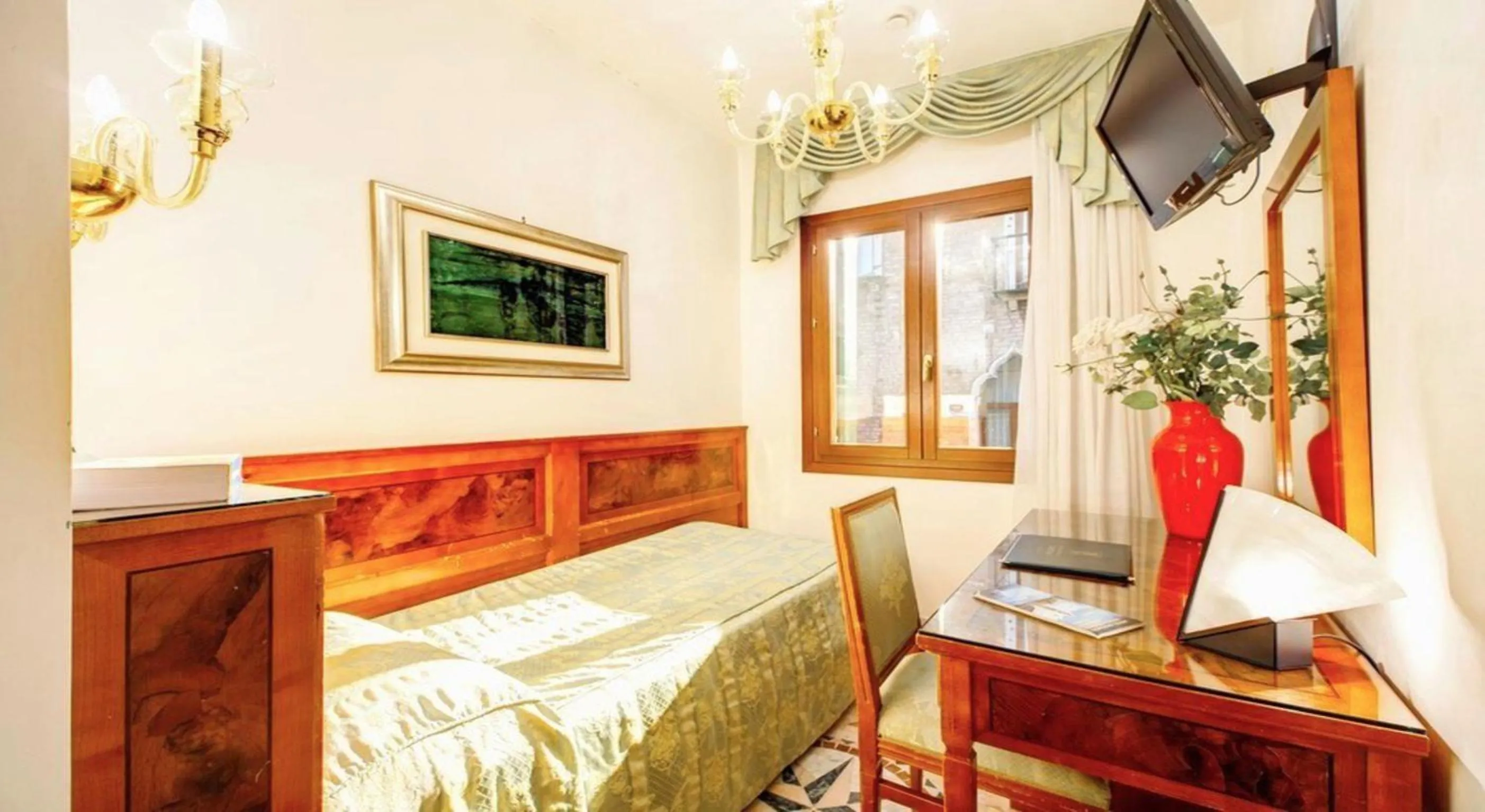 Photo of the whole room, Bed in Antica Casa Carettoni