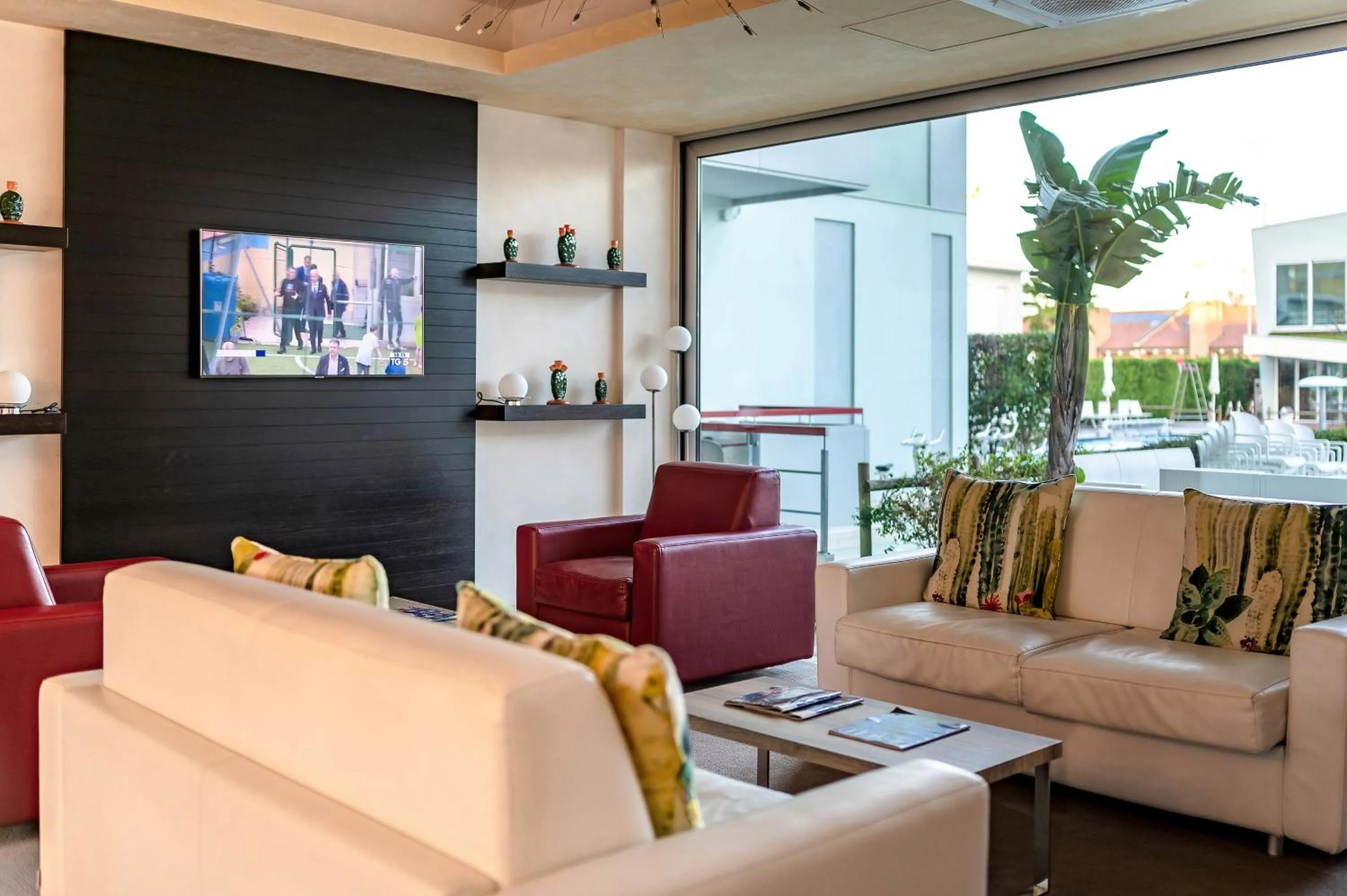 Communal lounge/ TV room in Domino Suite Hotel & Residence