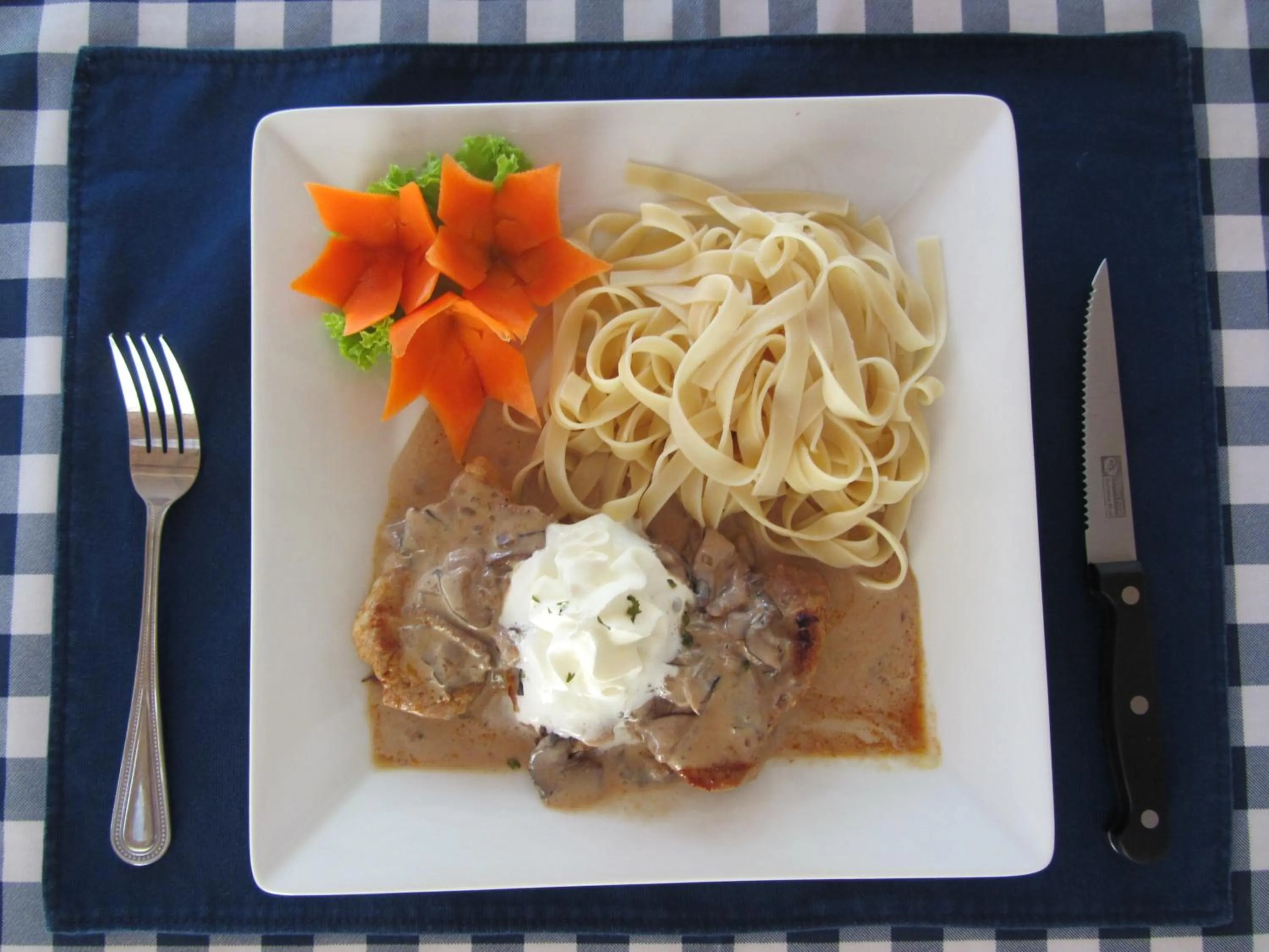 Lunch in Flower Paradise Bungalows & Swiss Restaurant Roestiland