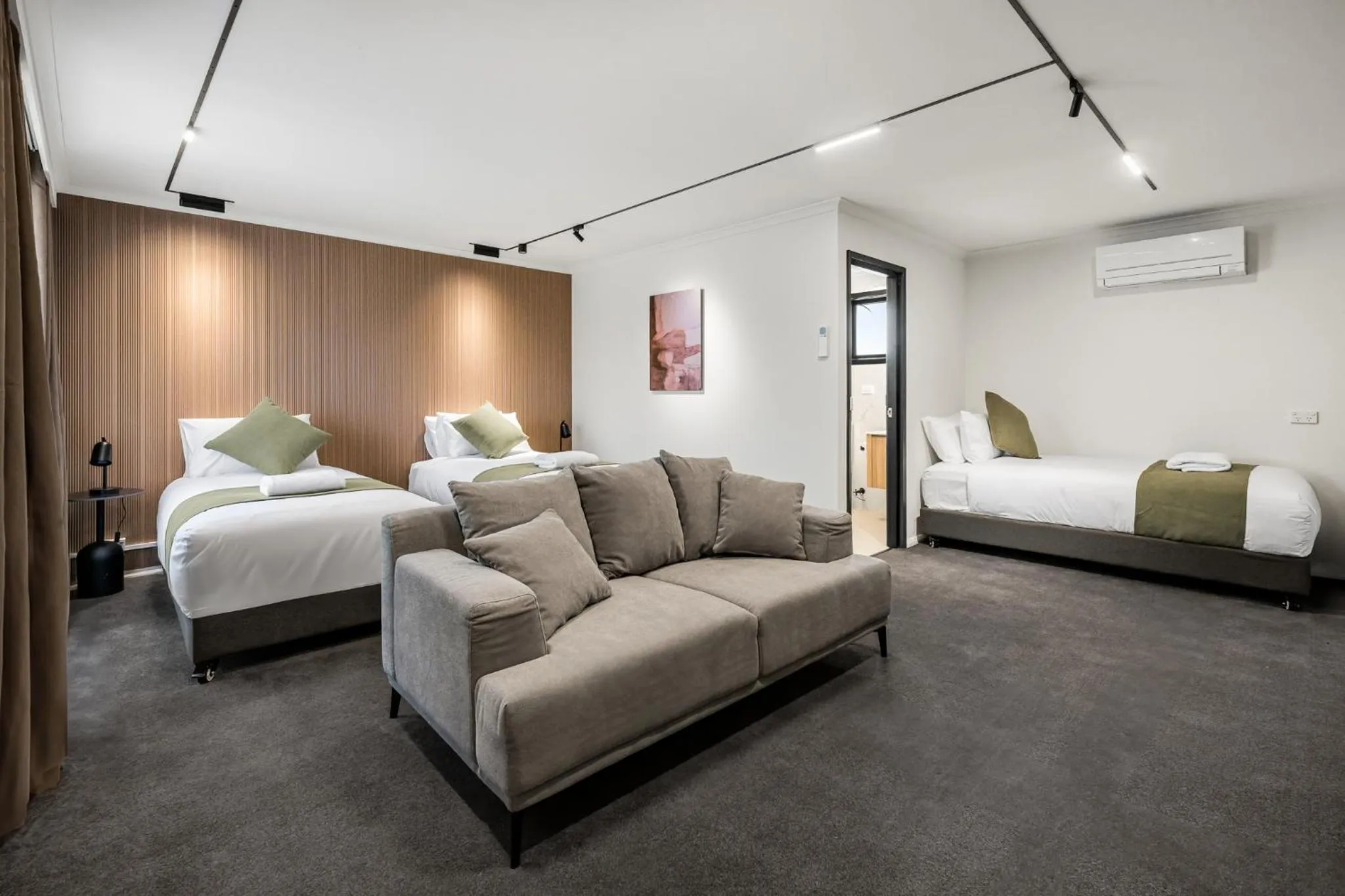 Photo of the whole room, Bed in Innova Motel Warrnambool