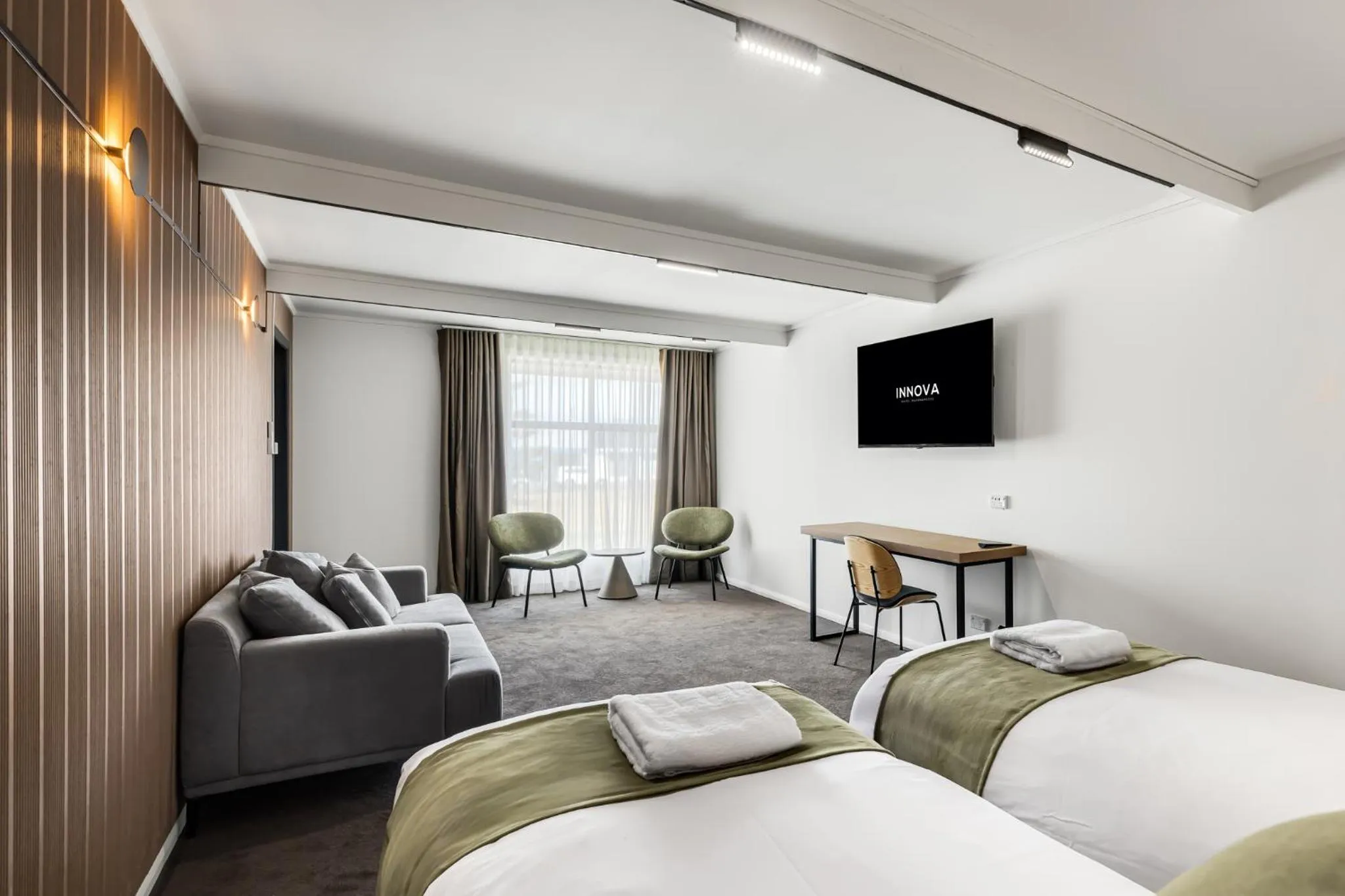 Communal lounge/ TV room, Bed in Innova Motel Warrnambool