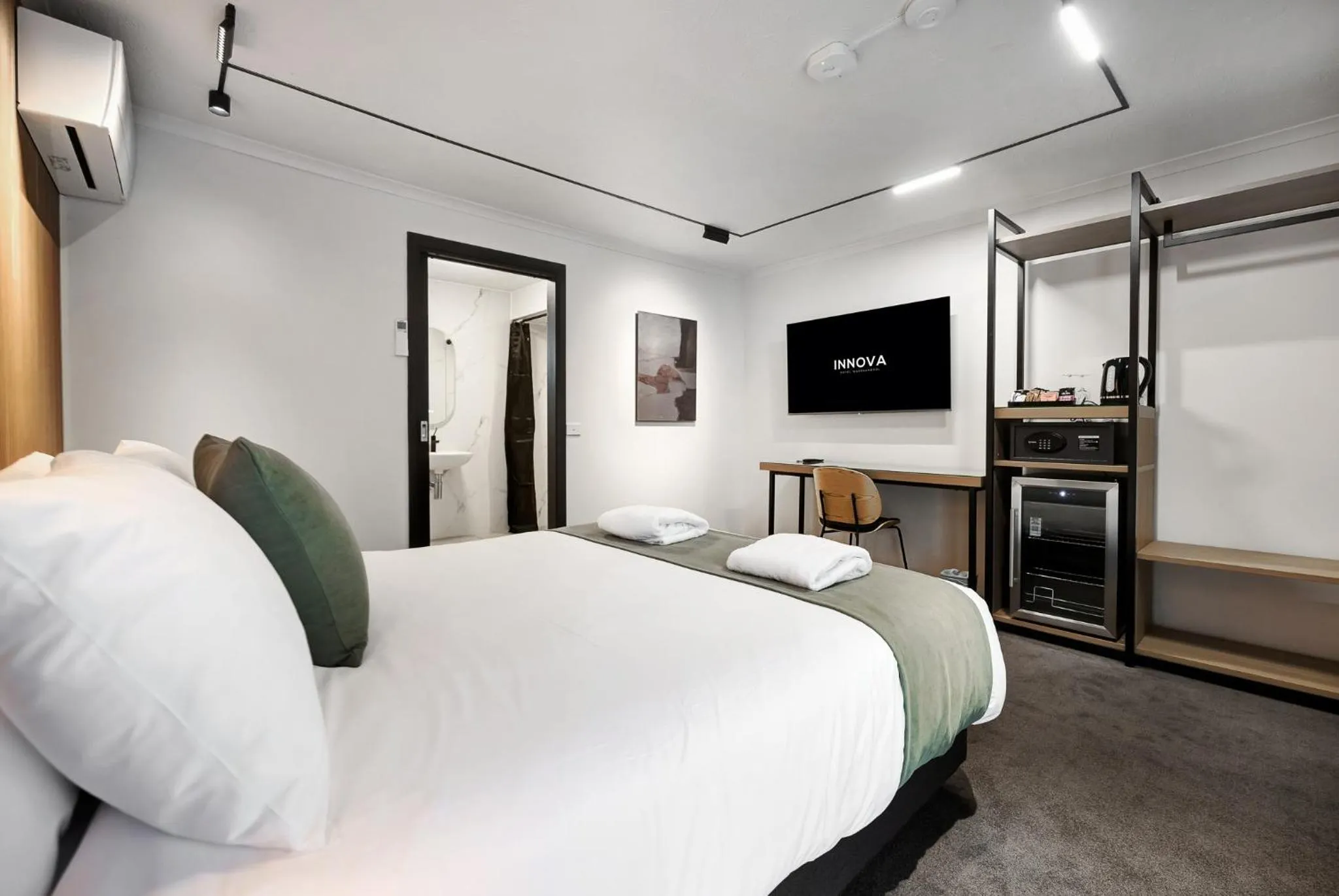 Bedroom, Bed in Innova Motel Warrnambool