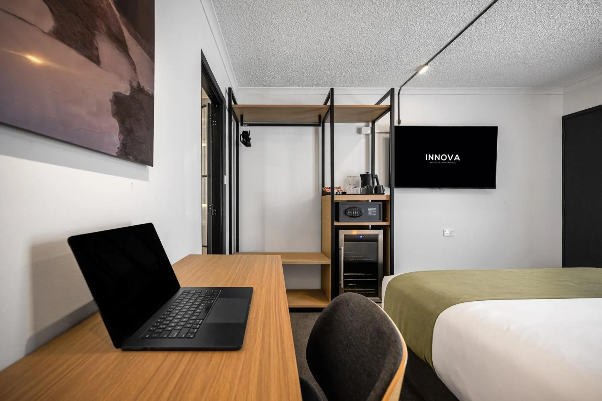 TV and multimedia, Bed in Innova Motel Warrnambool