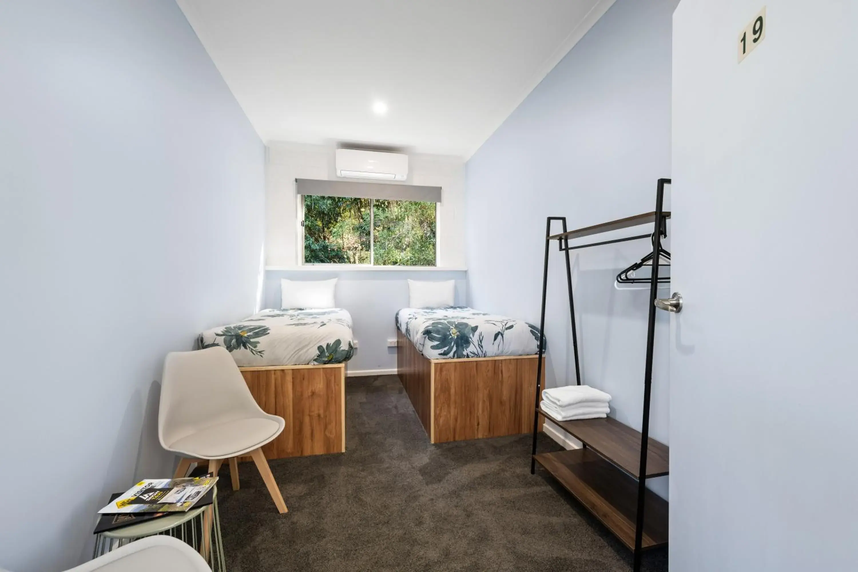 Treetops Twin Room with Shared Bathroom in Bright Accommodation Park Treetops Twin Room with Shared Bathroom in Bright Accommodation Park