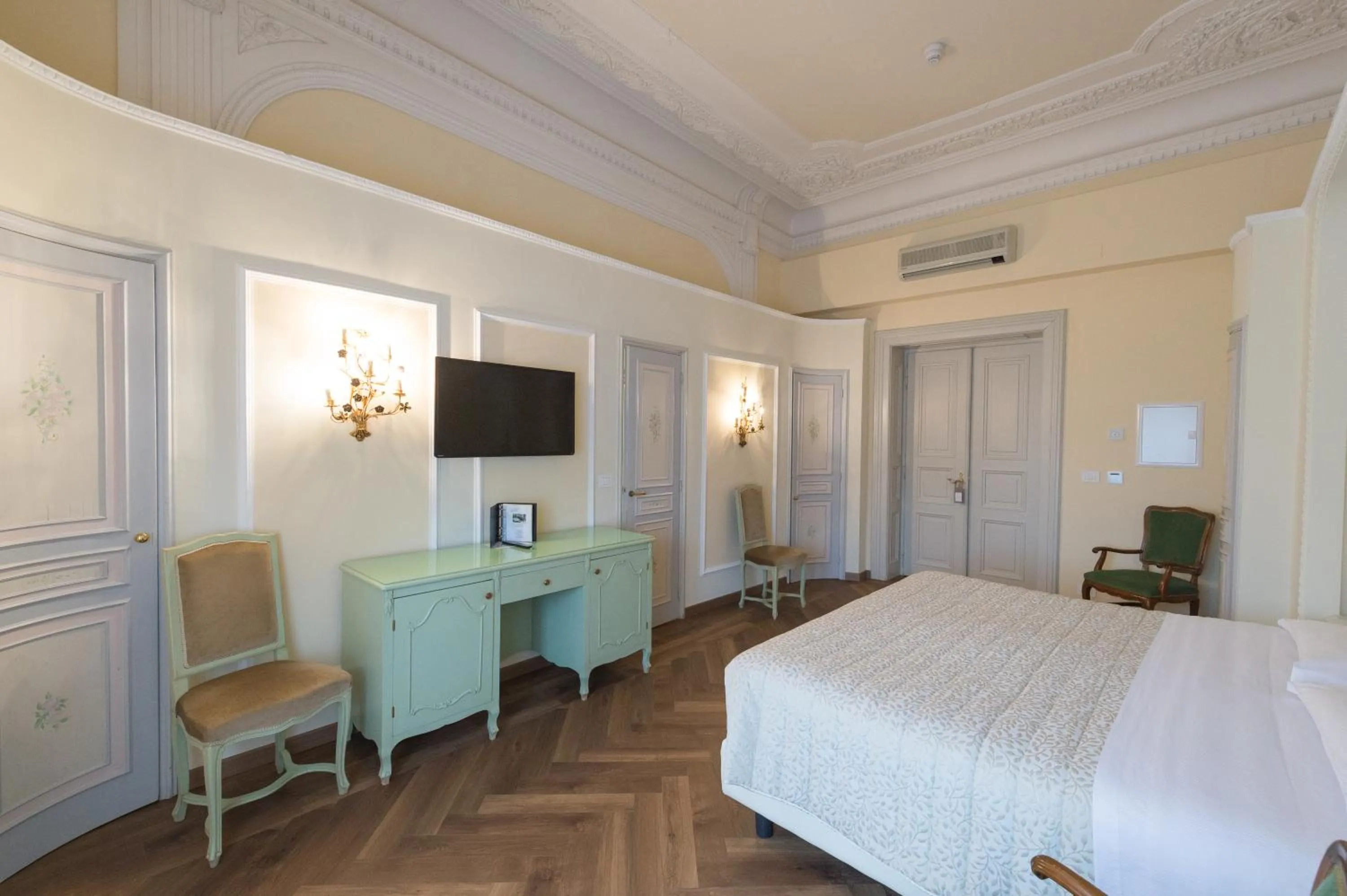 Bedroom, Bed in Grand Hotel Liberty