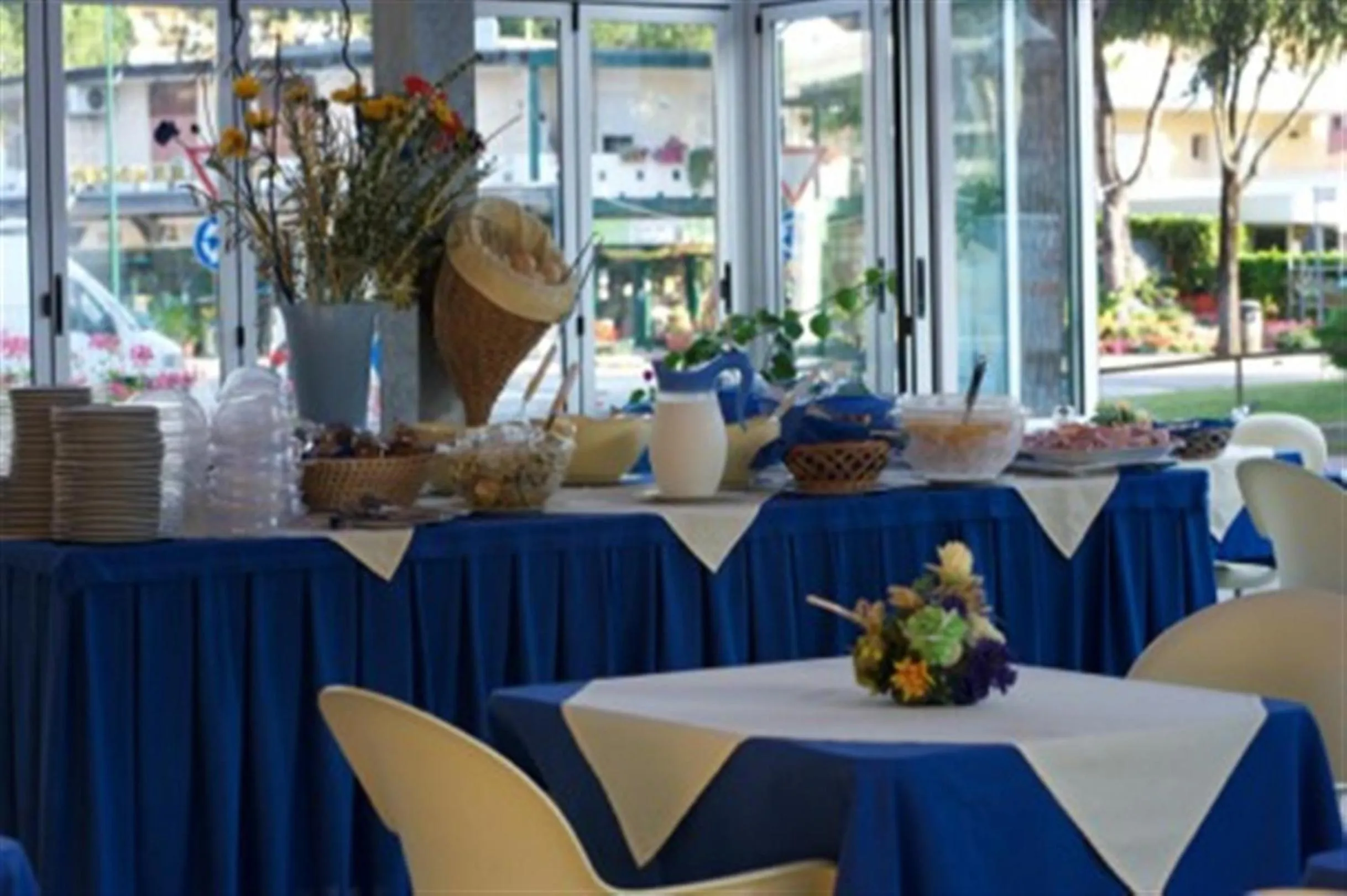 Restaurant/places to eat in Hotel Minerva