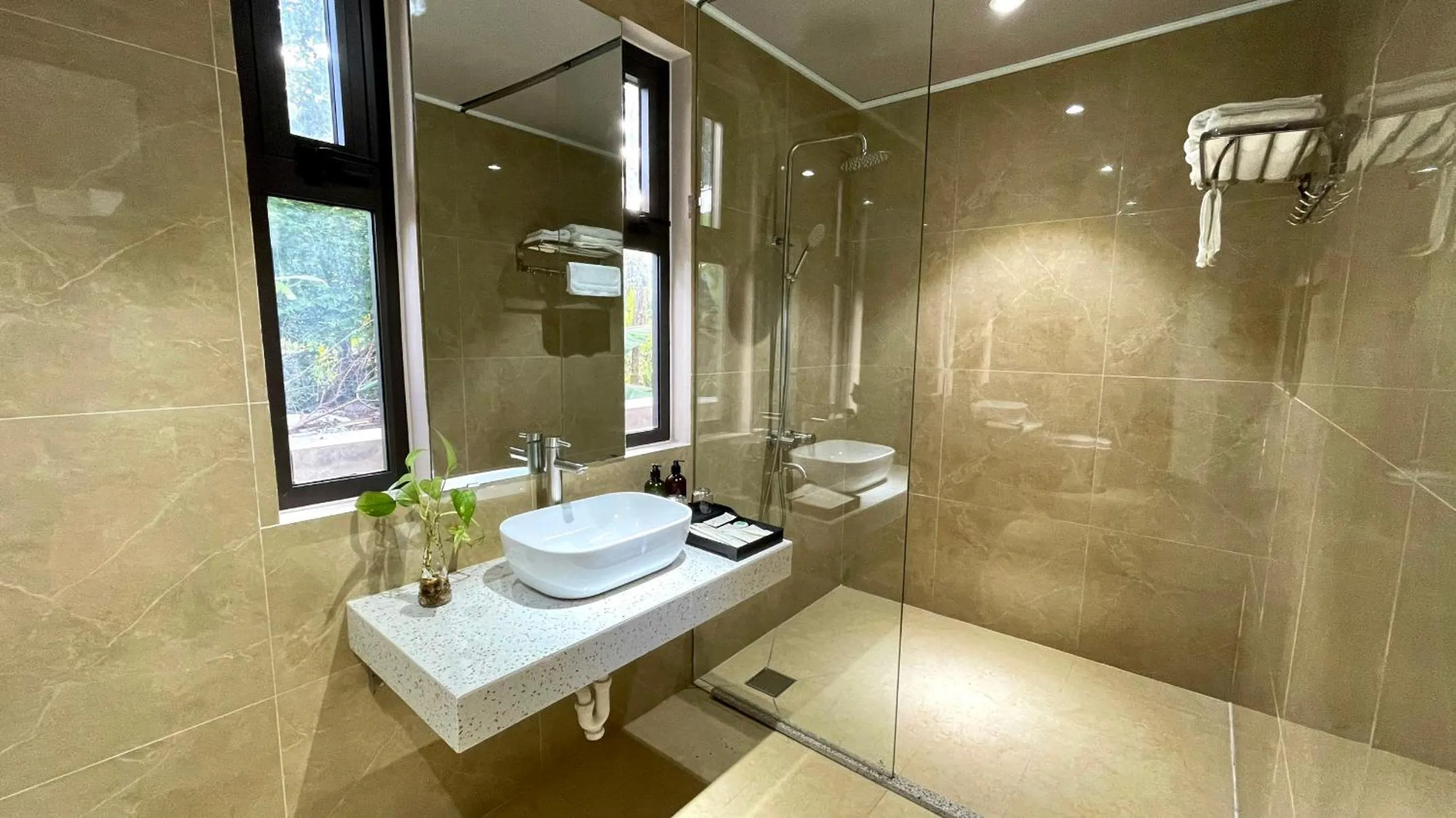 Shower in PHOENIX MINH CHÂU HOTEL