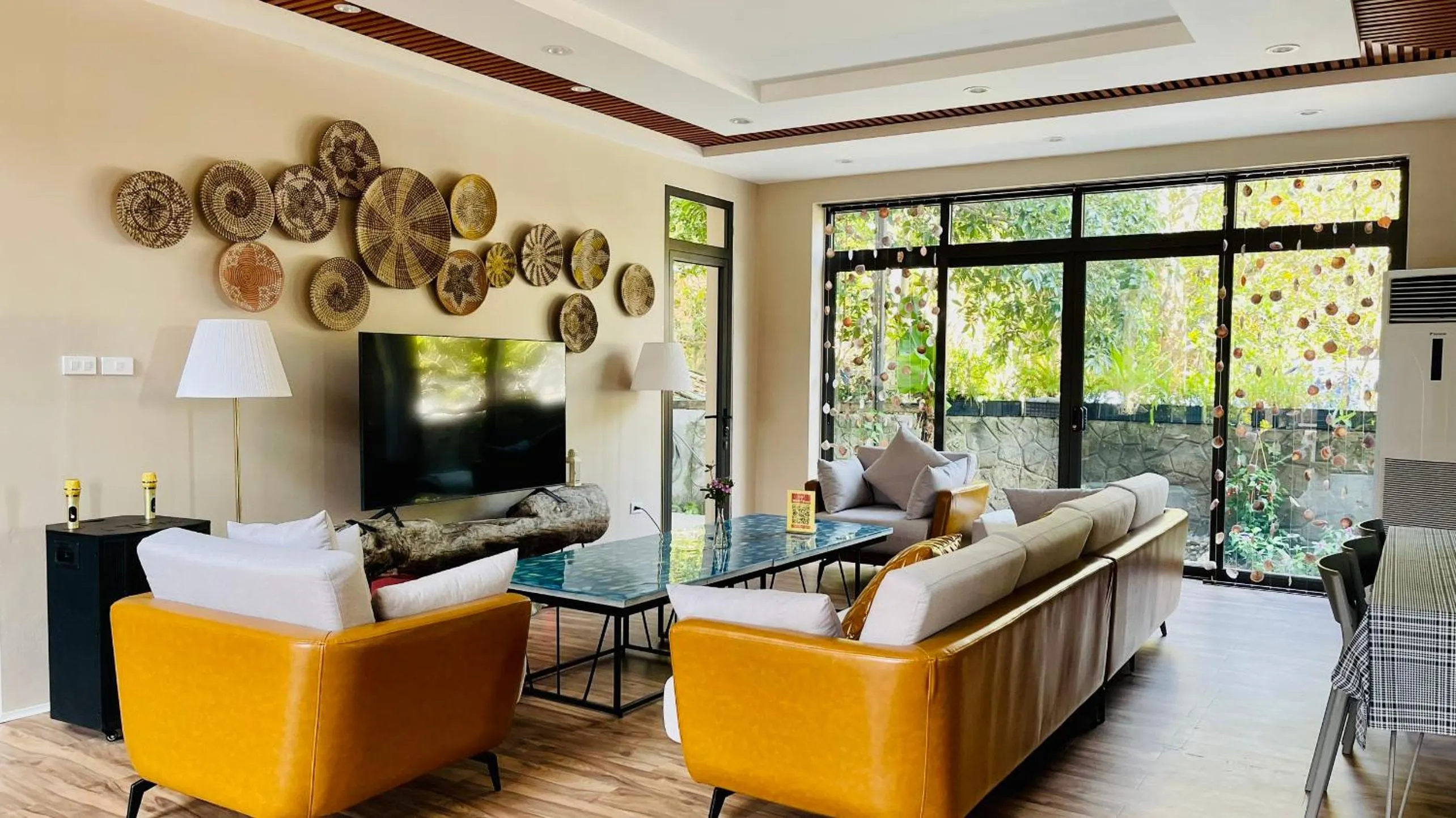 Living room in PHOENIX MINH CHÂU HOTEL