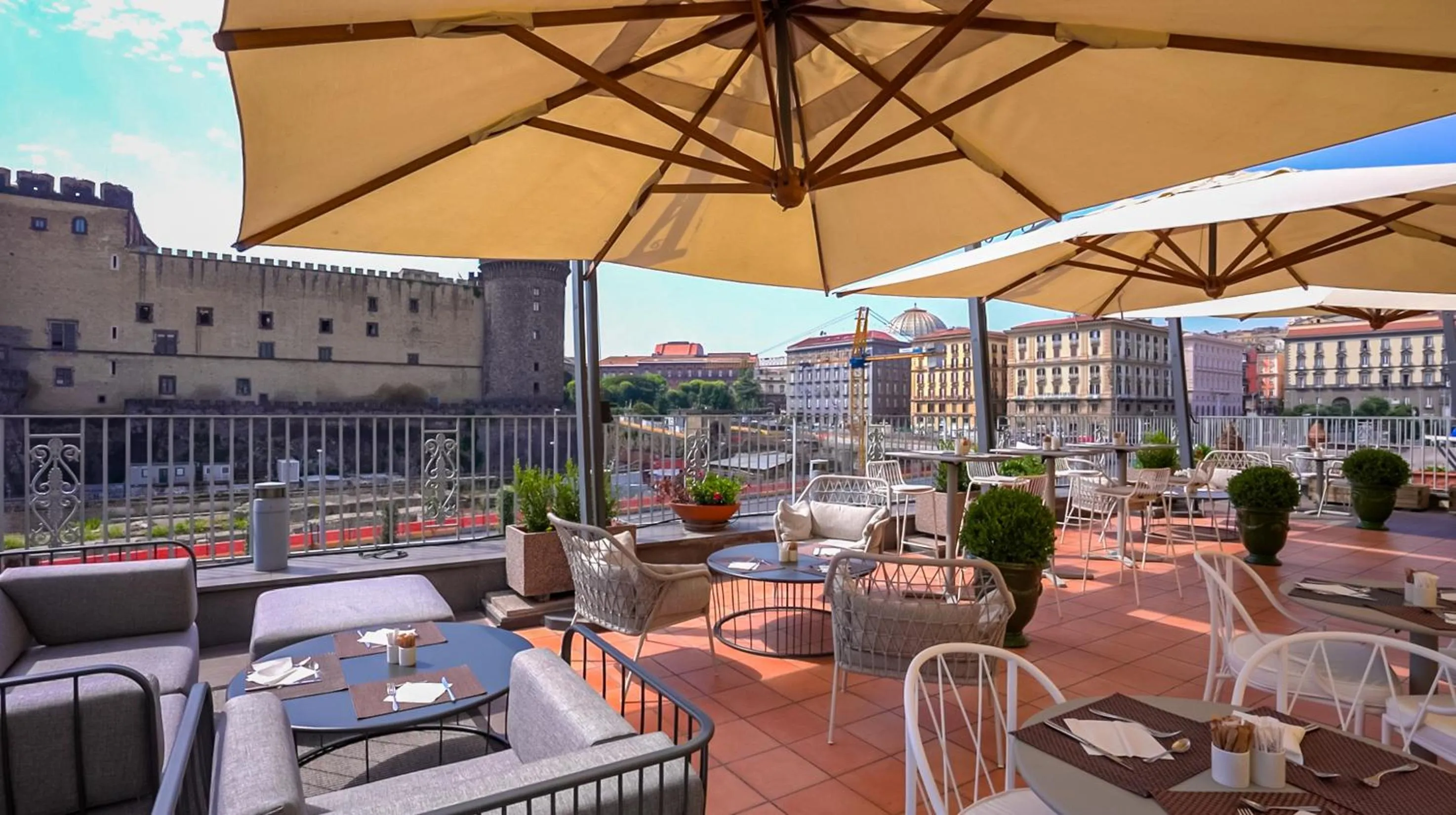 Restaurant/places to eat in Mercure Napoli Centro Angioino
