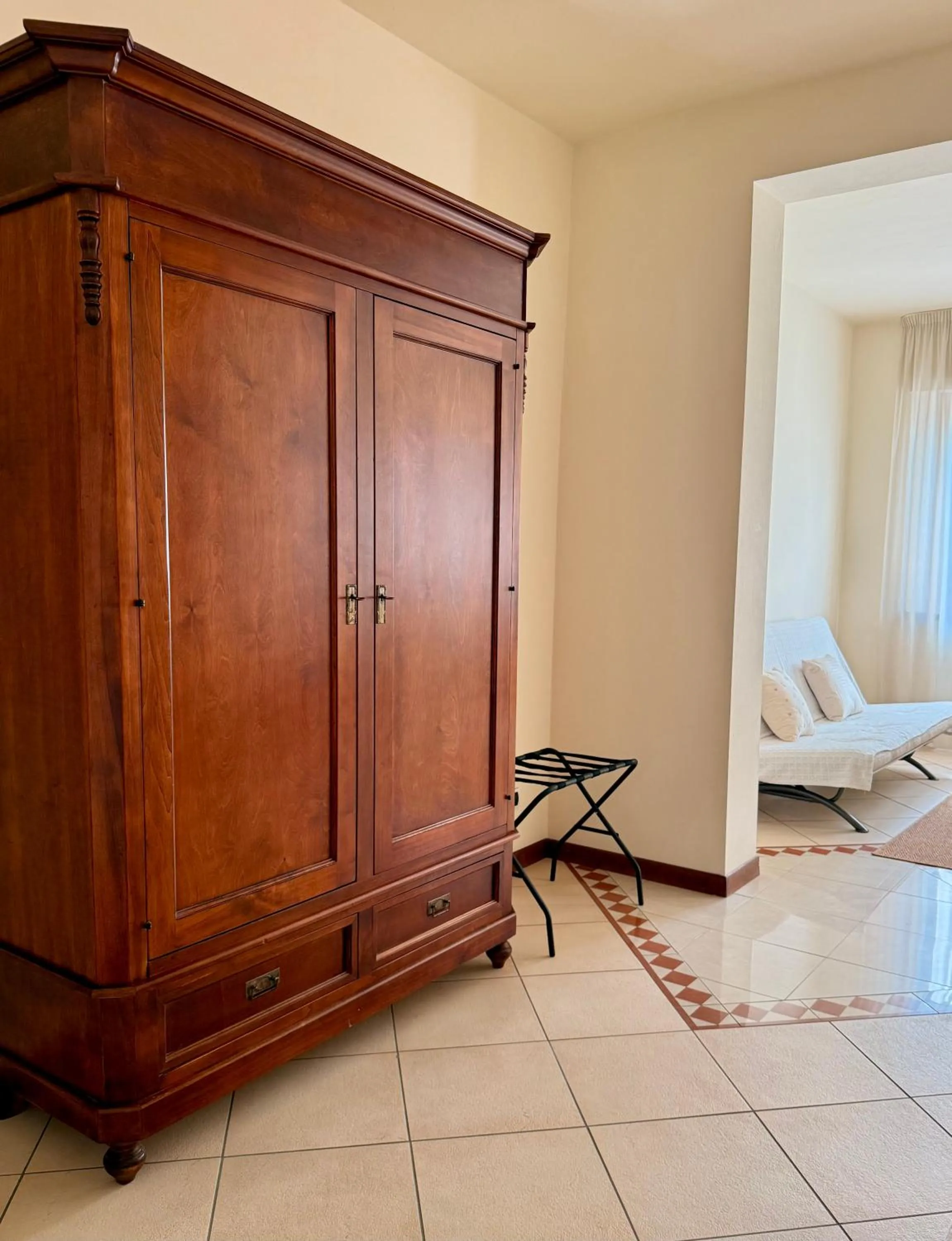 wardrobe in Residence Montefiore