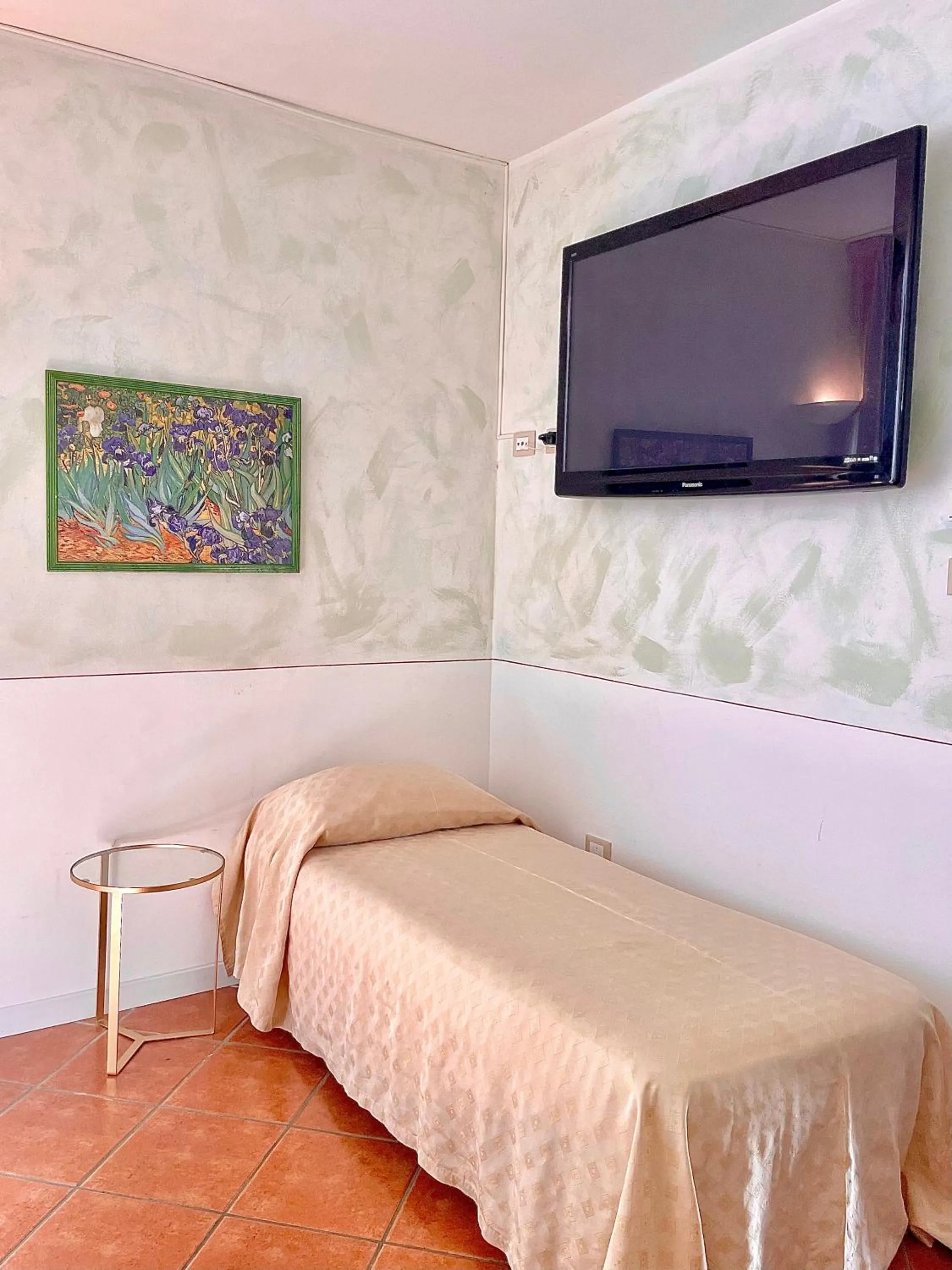 Bed in Caroline Hotel