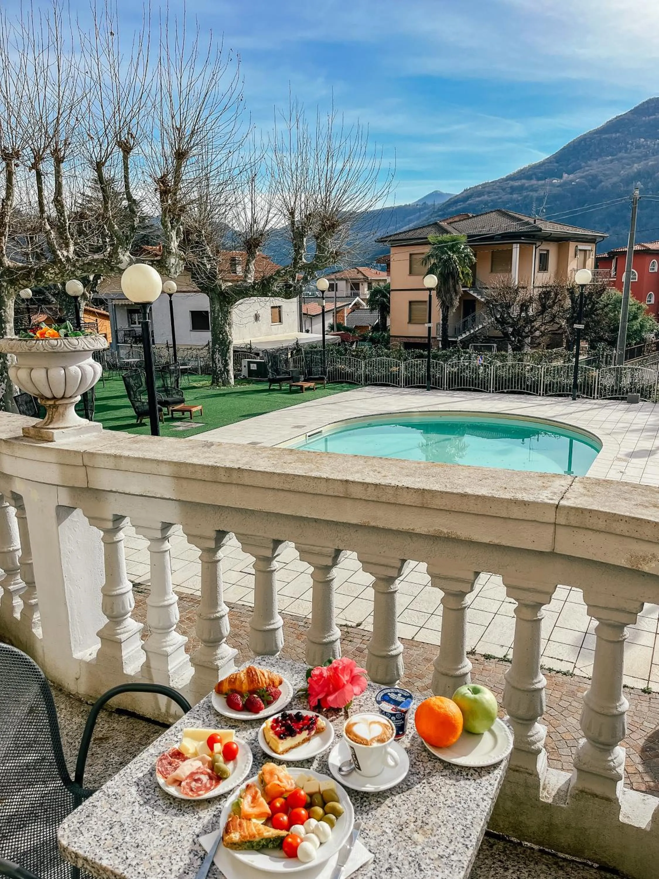 Swimming pool in Caroline Hotel