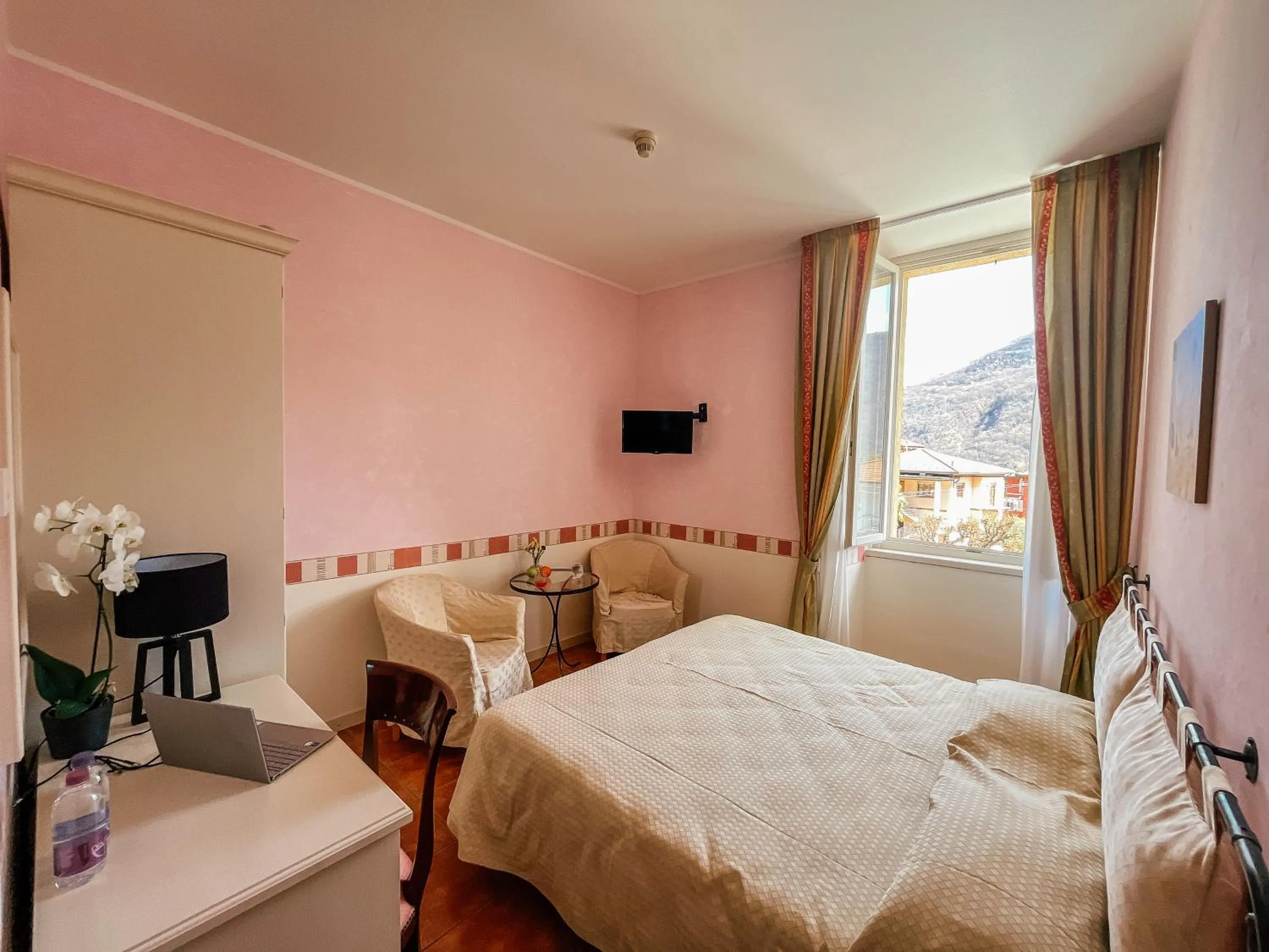 Photo of the whole room, Bed in Caroline Hotel