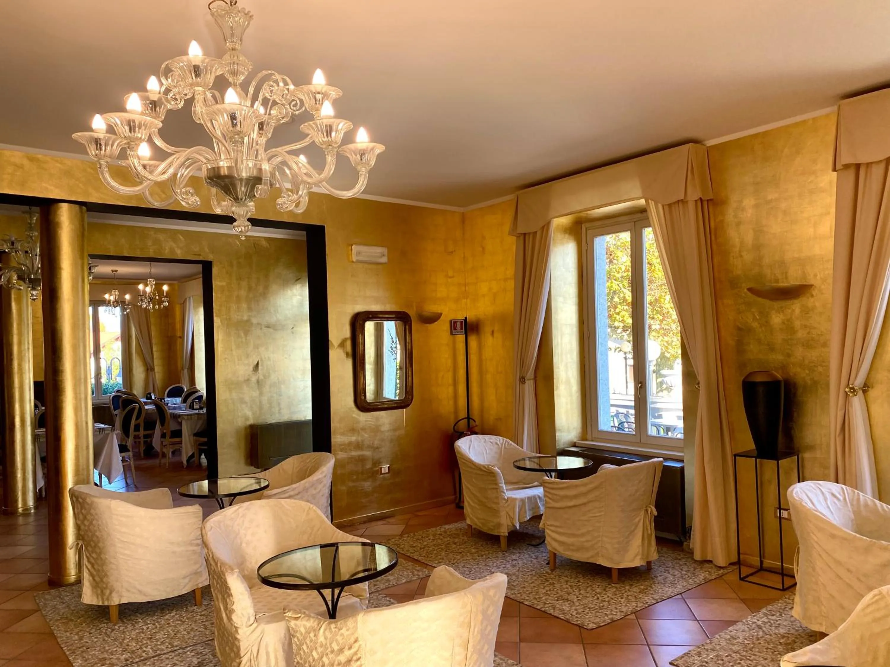 Restaurant/places to eat in Caroline Hotel