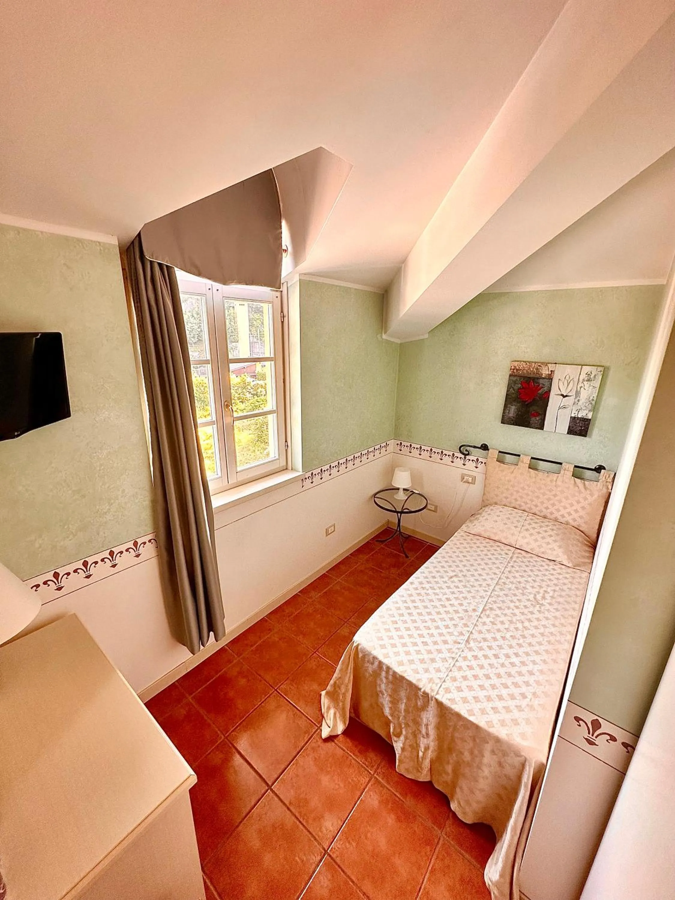 Photo of the whole room, Bed in Caroline Hotel