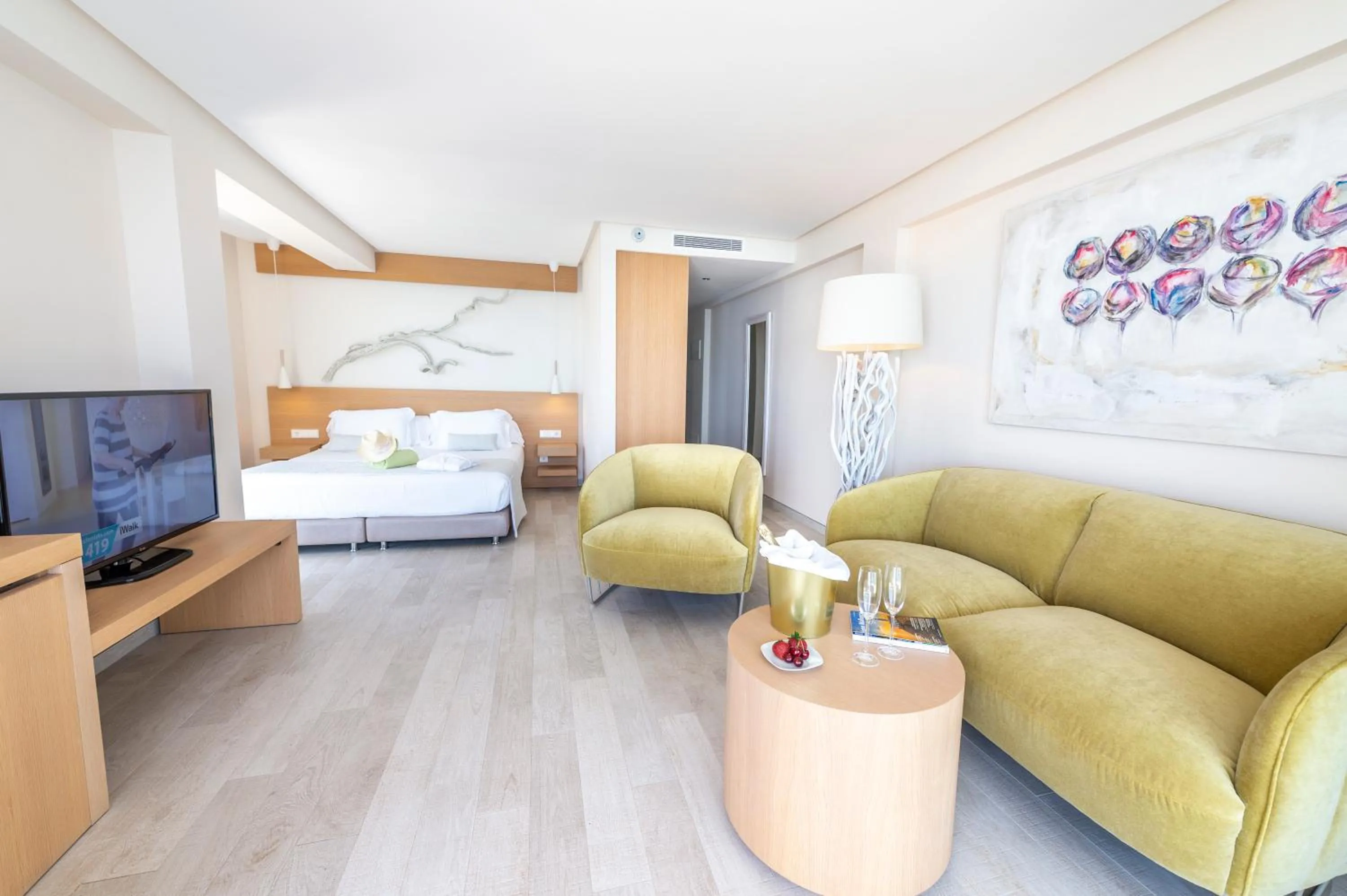 Living room, Bed in Melbeach Hotel & Spa - Adults Only