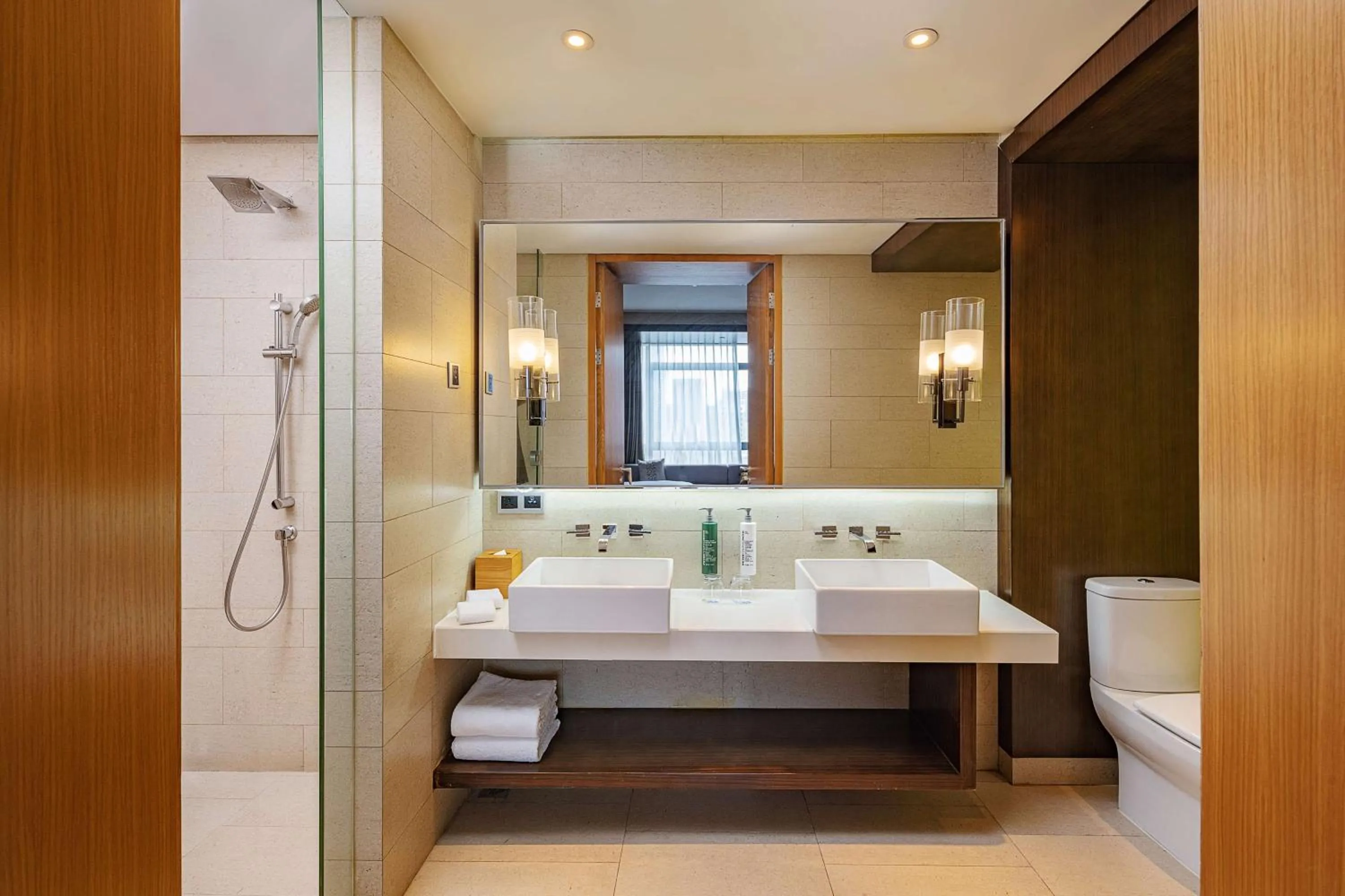 Bathroom in Hilton Garden Inn Shenzhen Bao'an