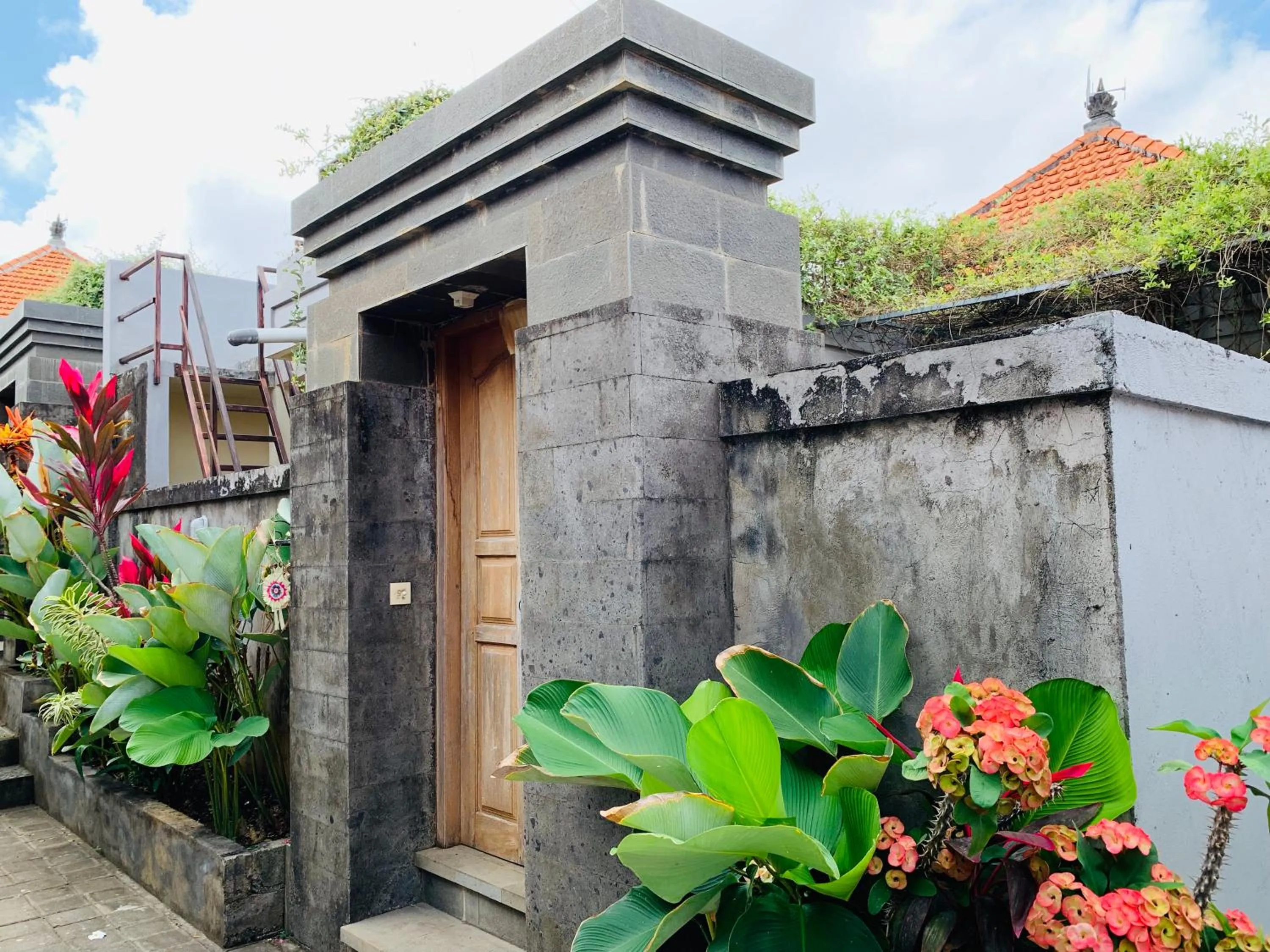 Facade/entrance in Pandawa Beach Homestay