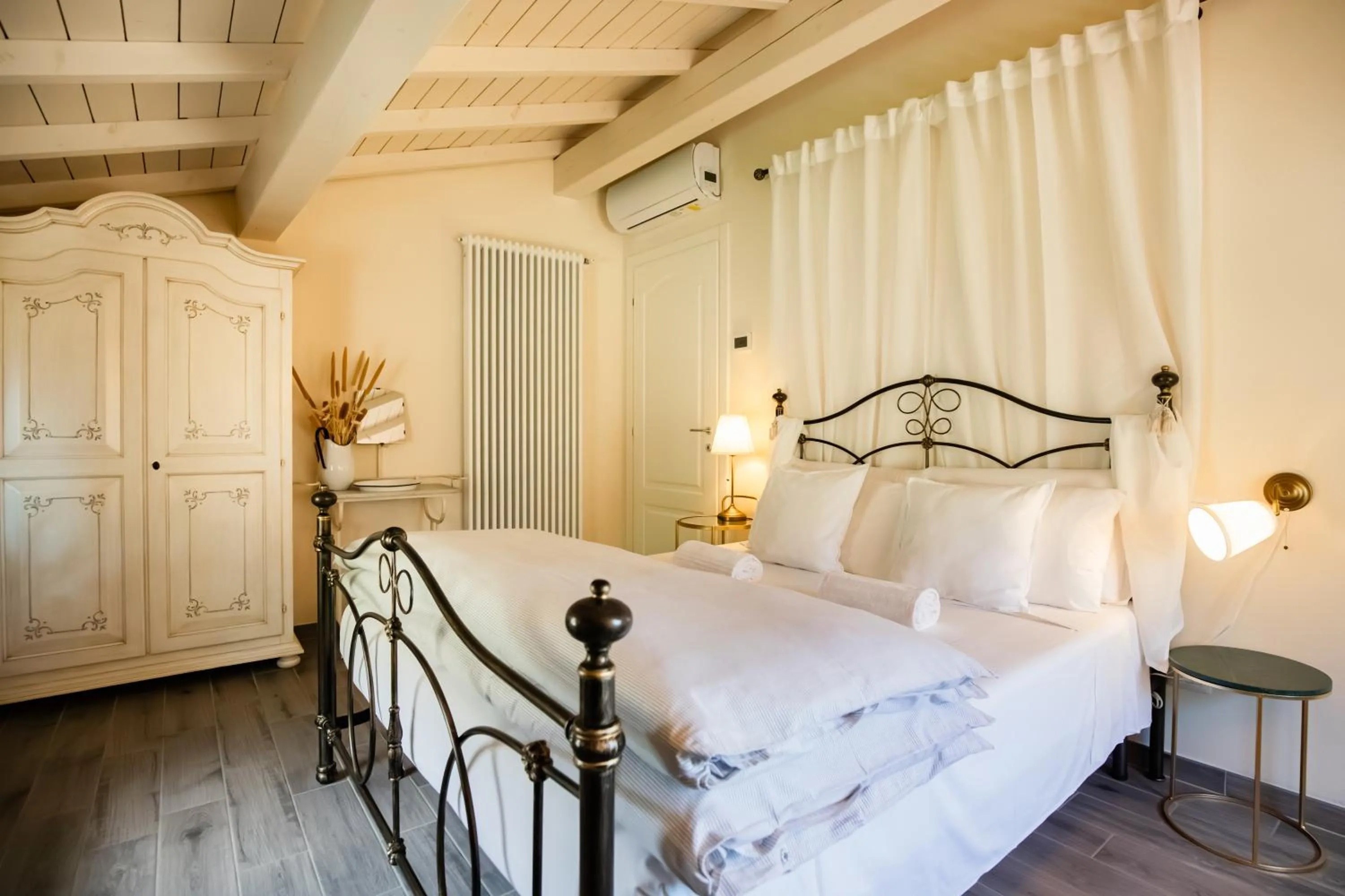 Decorative detail, Bed in Agriturismo Maison 1933