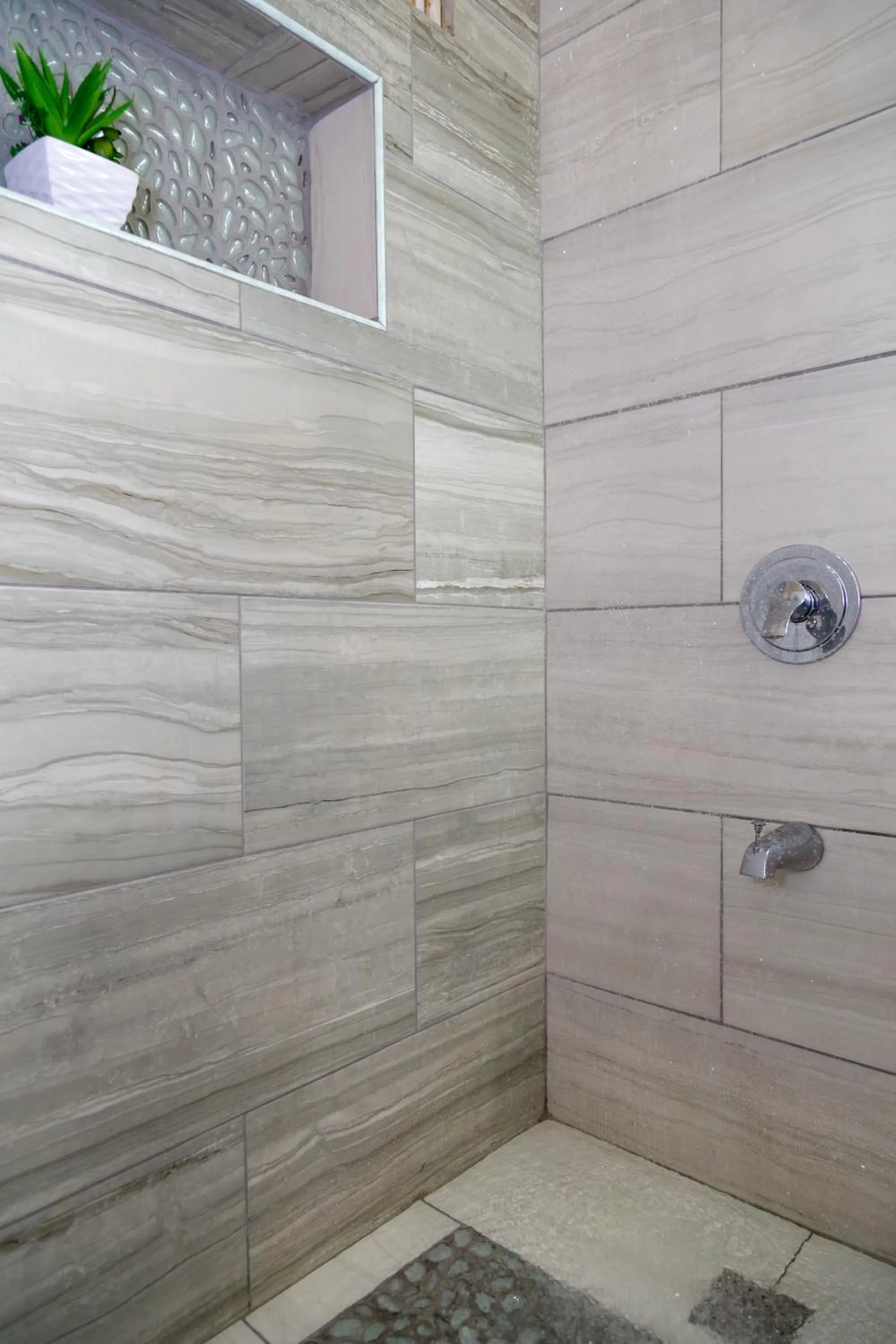 Shower in Sweet Kensville @ New Kingston